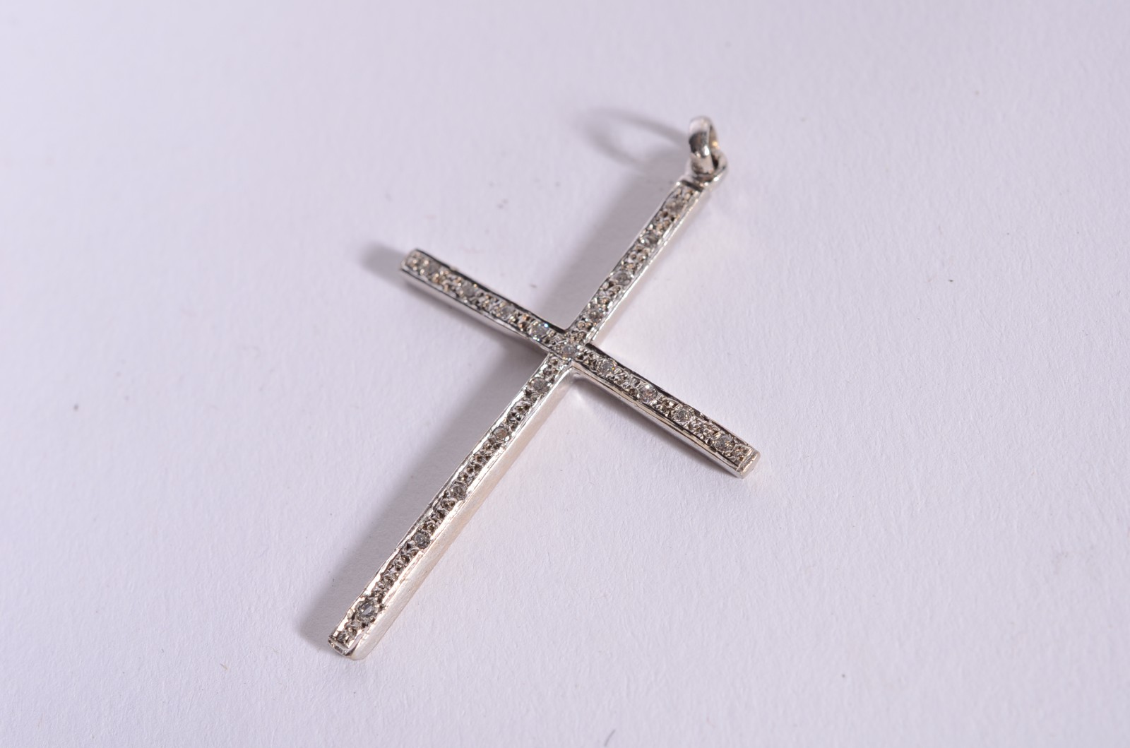 Pendente na forma de cruz de ouro branco cravejada com mini... - foto 3 de 5