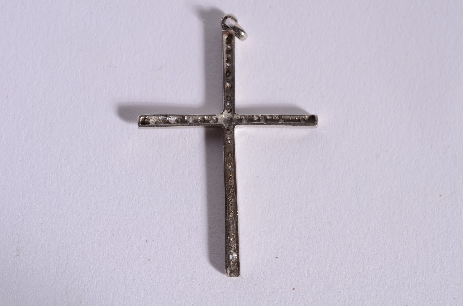 Pendente na forma de cruz de ouro branco cravejada com mini... - foto 4 de 5