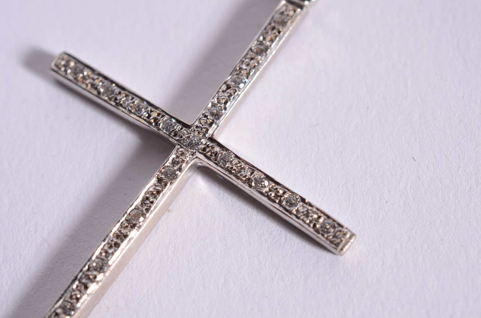 Pendente na forma de cruz de ouro branco cravejada com mini... - foto 5 de 5