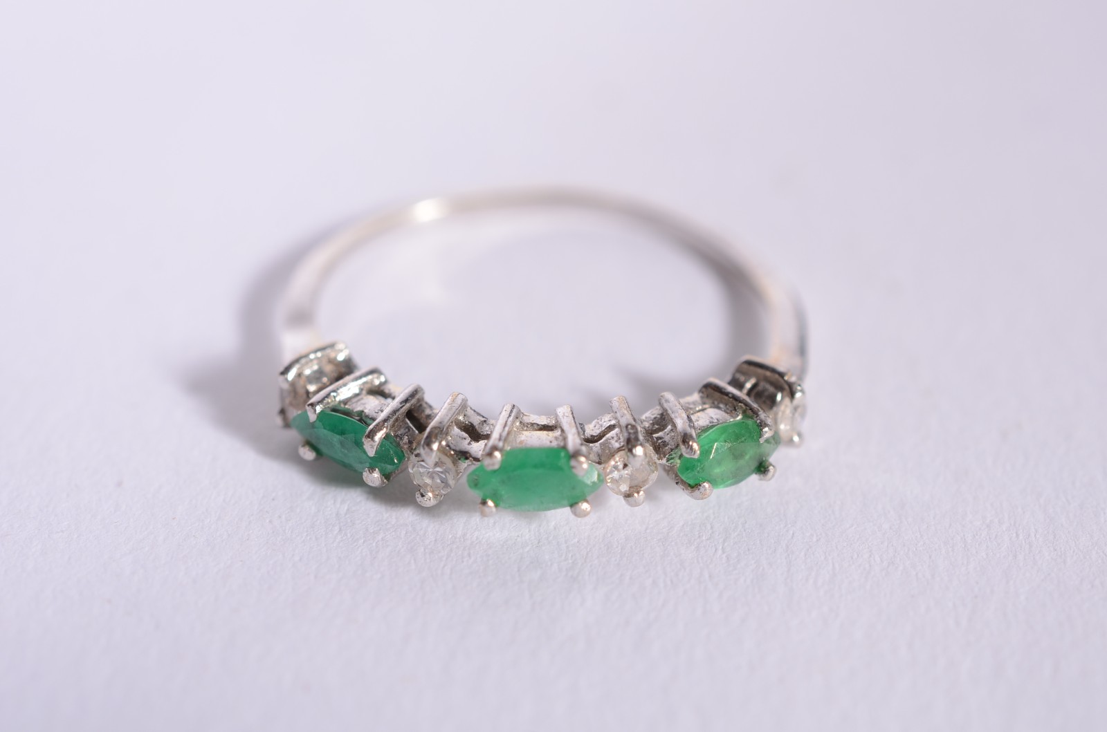 Anel de ouro branco com 4 esmeraldas e 4 brilhantes, aro 13. (Por... - foto 1 de 4