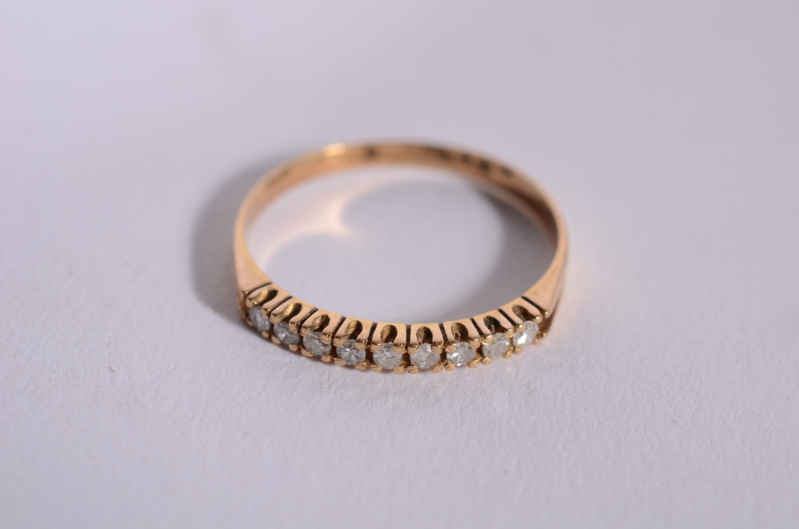 Meia aliança de ouro 18 k., cravejado com 9 brilhantes, aro 17. (Por... - foto 2 de 3