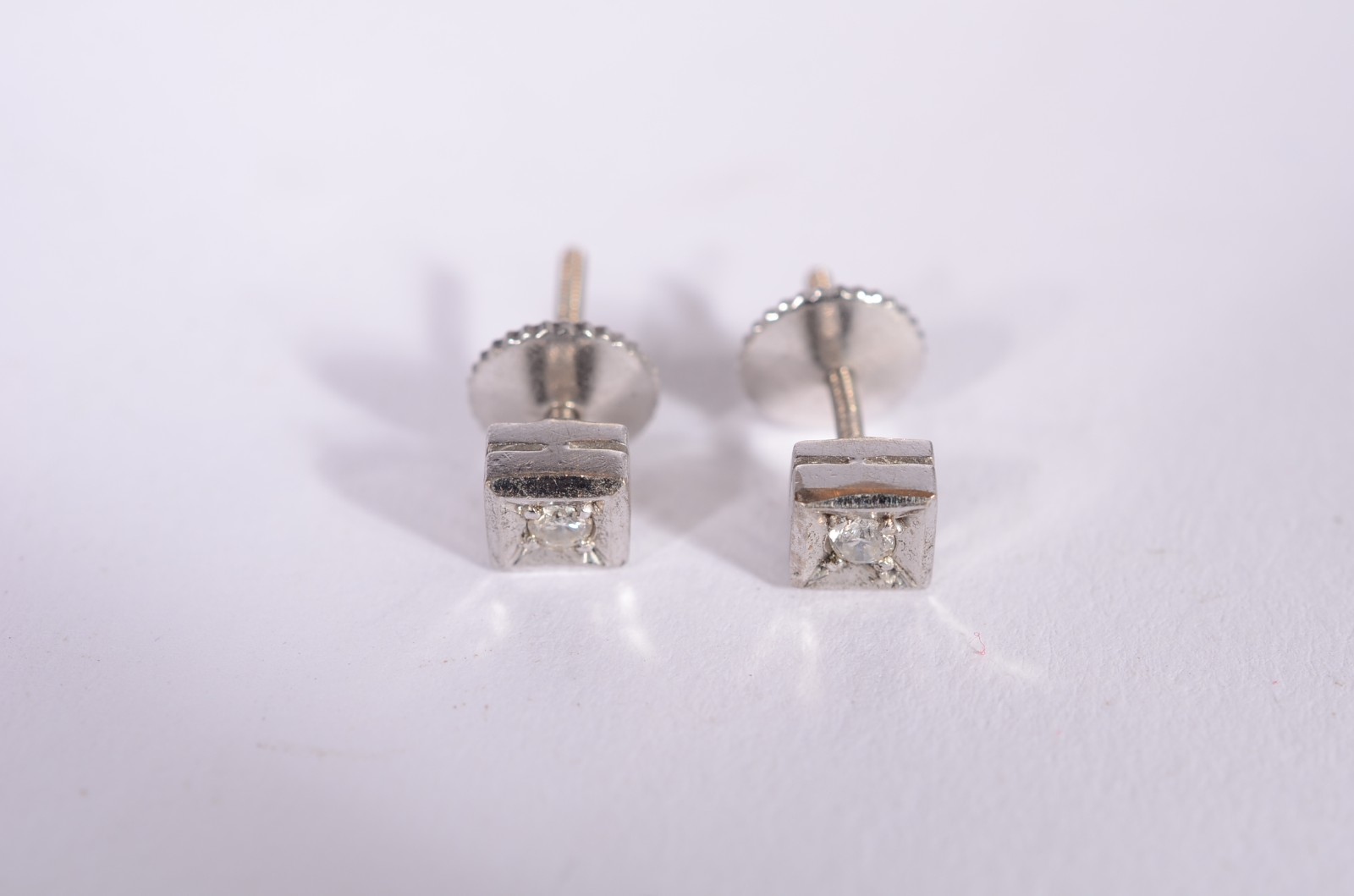 Par de brincos de ouro branco com 2 brilhantes de 0,08 ct cada. (Por... - foto 1 de 3