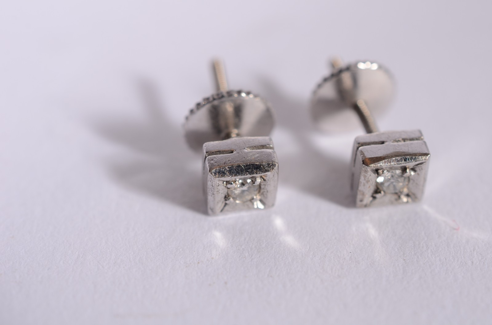 Par de brincos de ouro branco com 2 brilhantes de 0,08 ct cada. (Por... - foto 2 de 3
