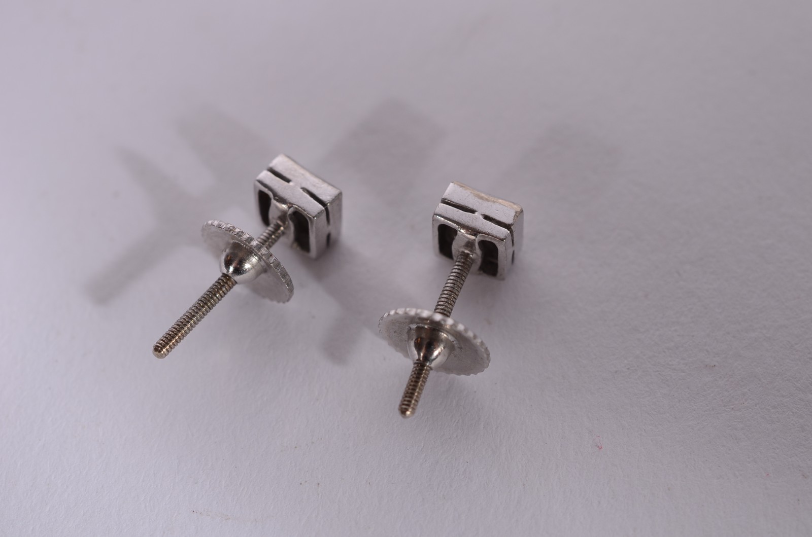 Par de brincos de ouro branco com 2 brilhantes de 0,08 ct cada. (Por... - foto 3 de 3