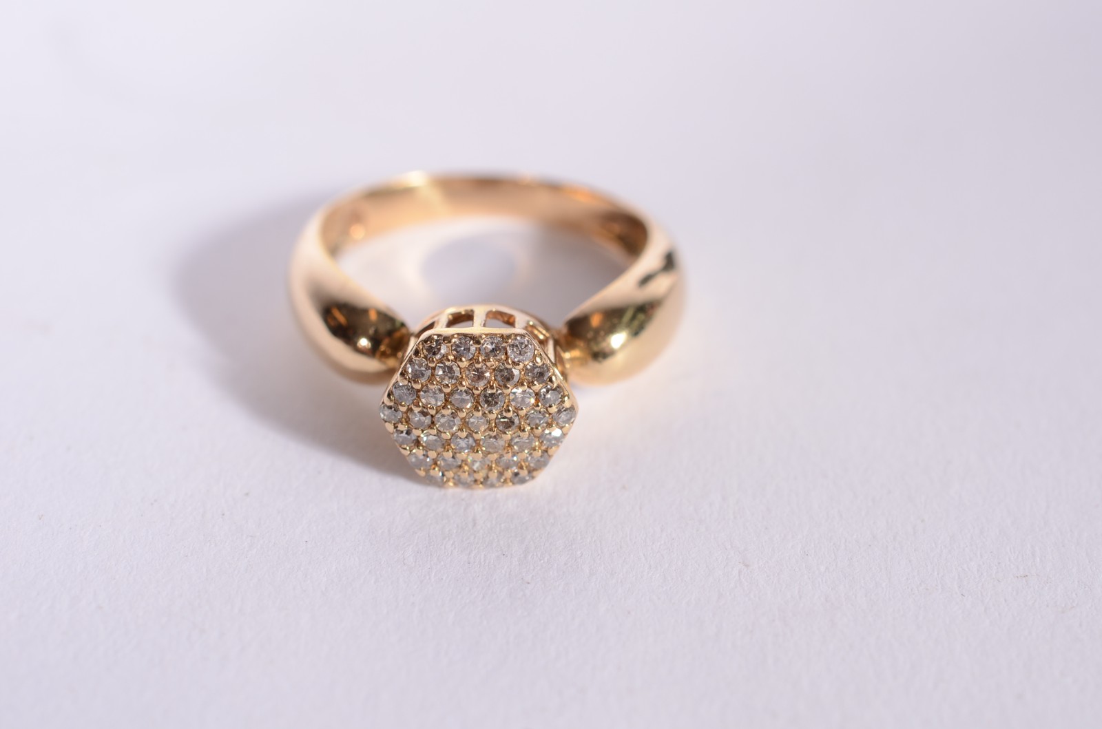 Anel feitio chuveiro de ouro 18 k com 30 brilhantes, aro 17. (Por... - foto 1 de 3