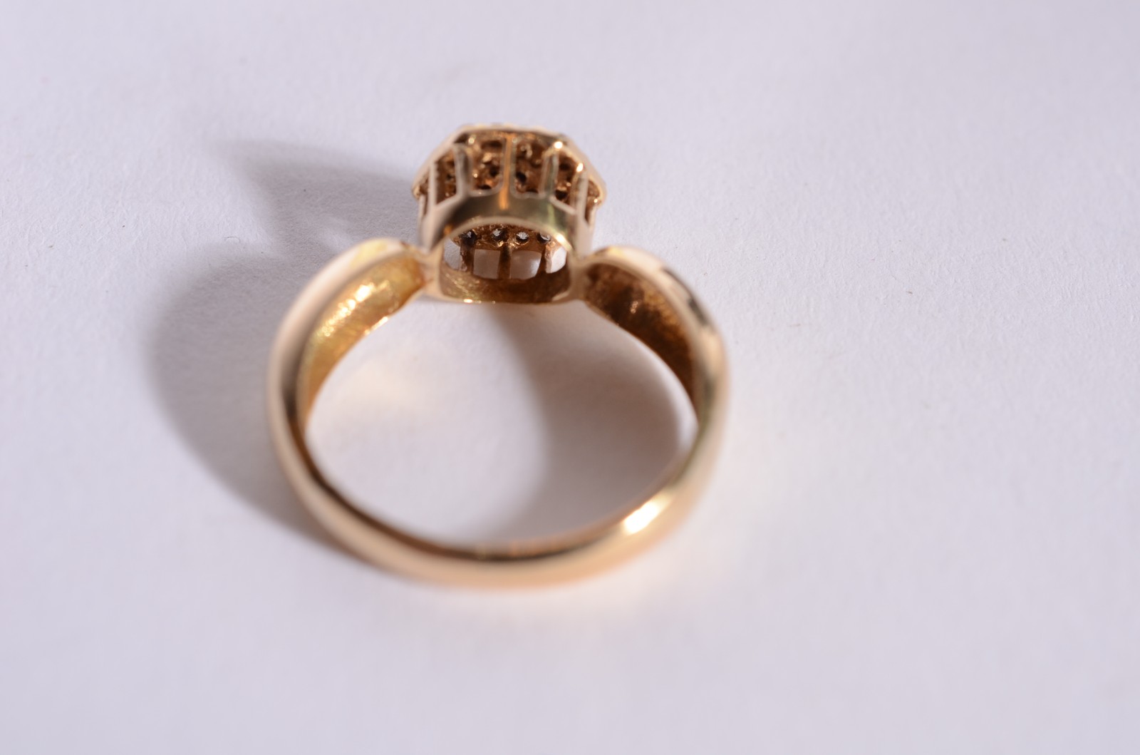 Anel feitio chuveiro de ouro 18 k com 30 brilhantes, aro 17. (Por... - foto 2 de 3