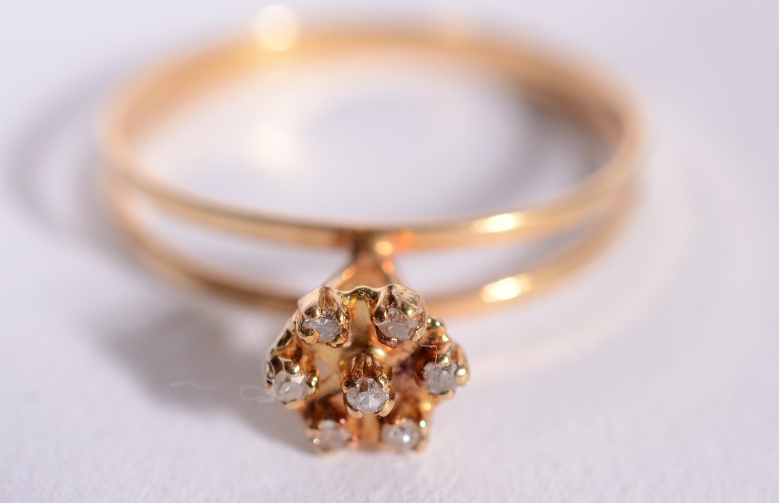 Anel de ouro 18 k., contraste 750 mls com 7 mini brilhantes, aro 15... - foto 1 de 4