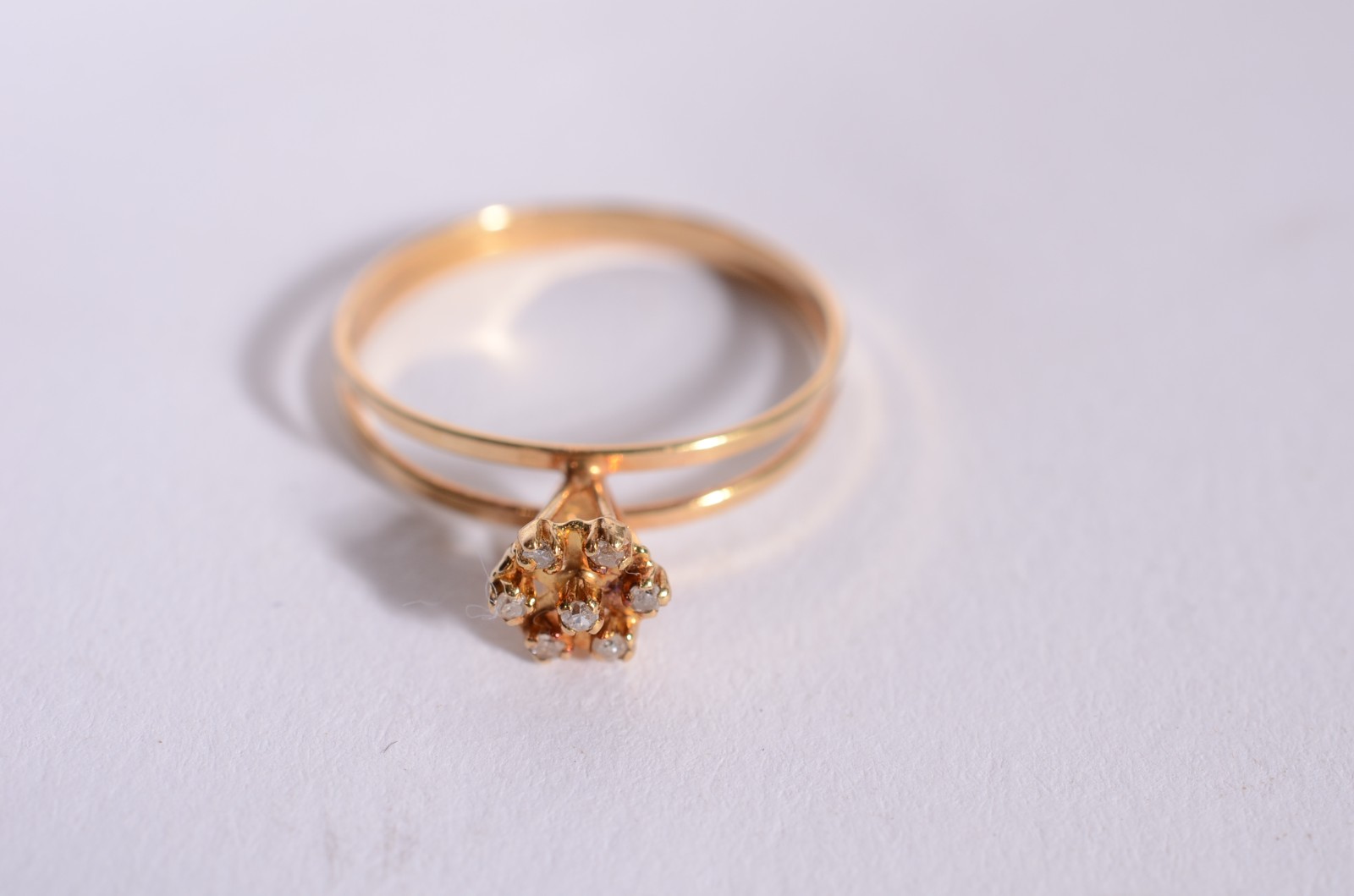Anel de ouro 18 k., contraste 750 mls com 7 mini brilhantes, aro 15... - foto 3 de 4
