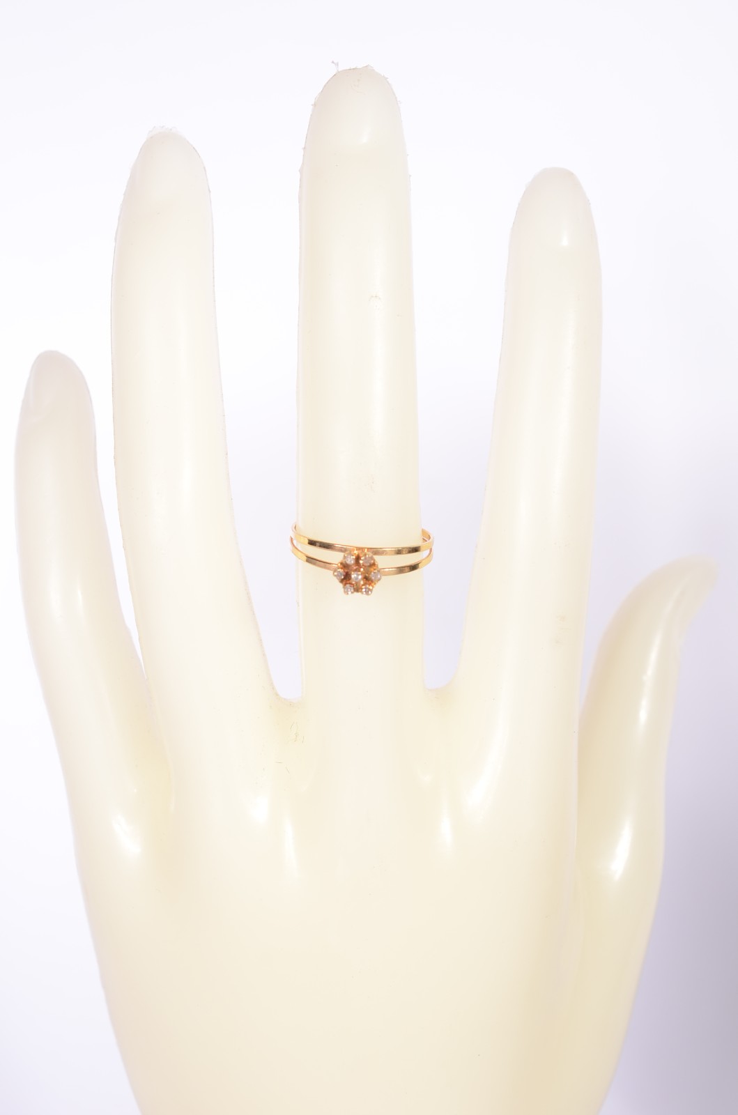 Anel de ouro 18 k., contraste 750 mls com 7 mini brilhantes, aro 15... - foto 4 de 4