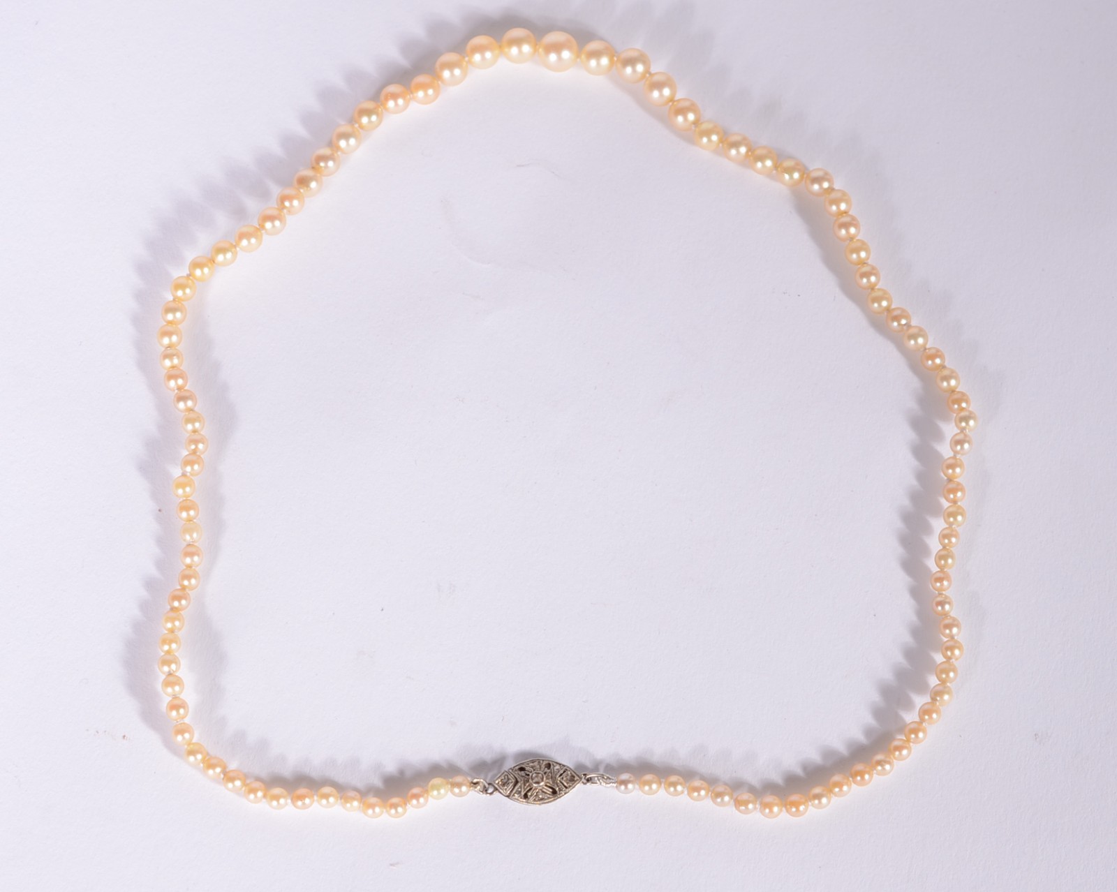 Colar de perolas com fecho de platina com mini brilhantes. (Por... - foto 1 de 5