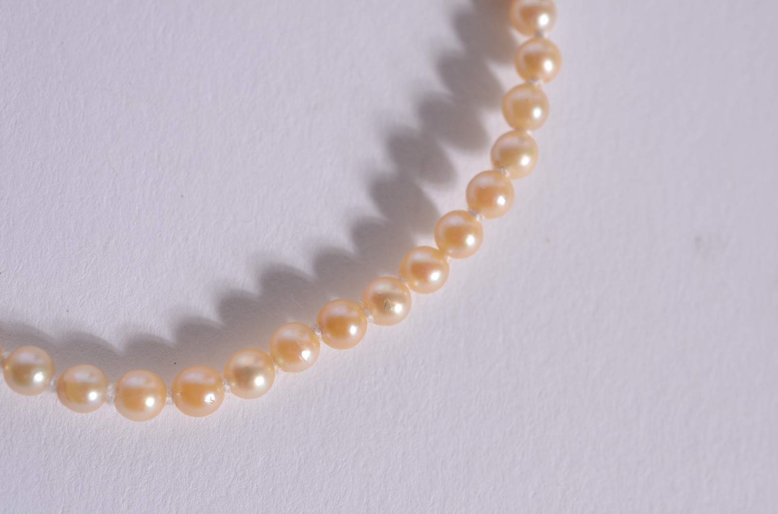 Colar de perolas com fecho de platina com mini brilhantes. (Por... - foto 3 de 5