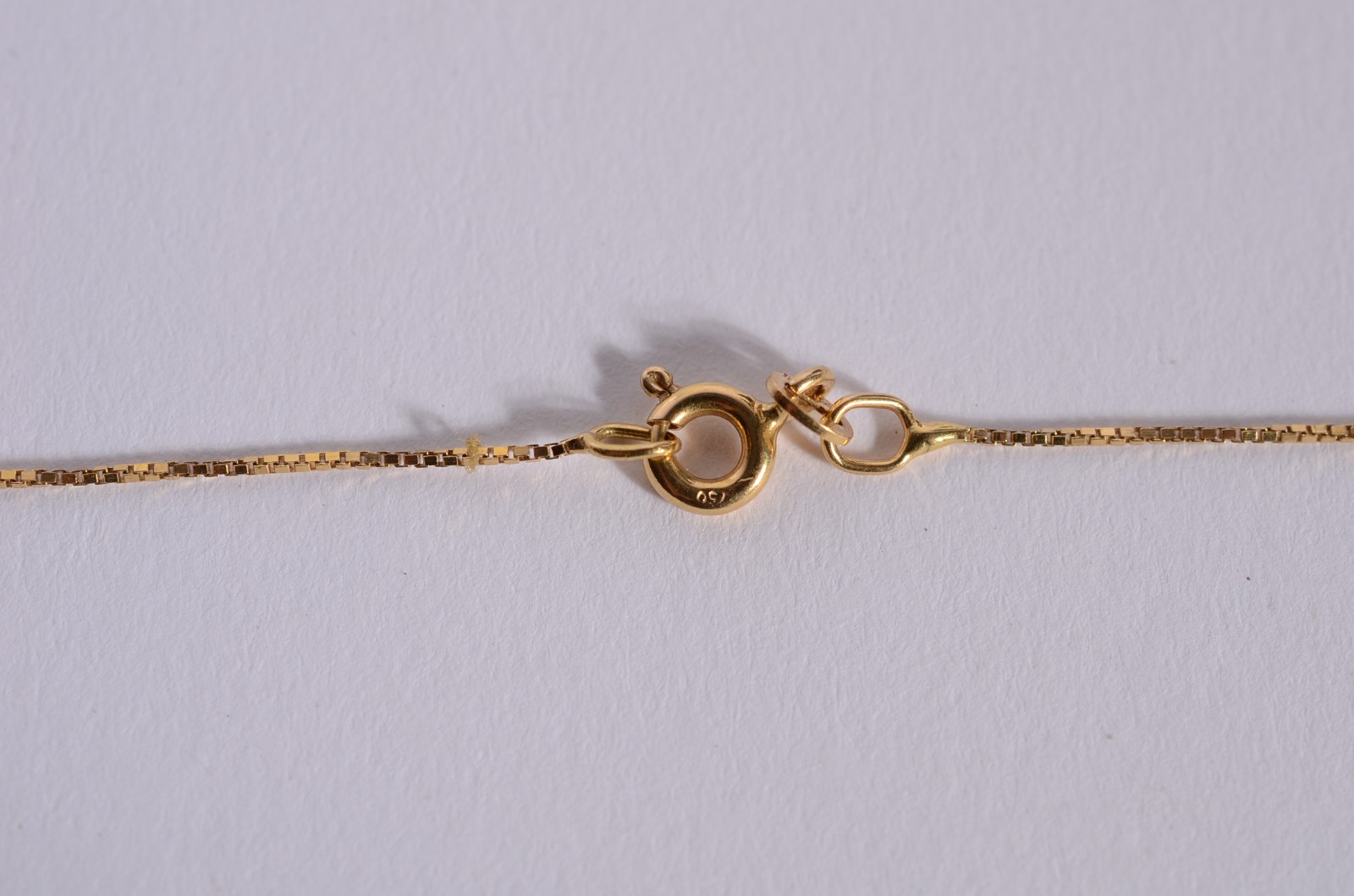 Colar de ouro 18 k., contraste 750 mls com pendente feitio coruja... - foto 2 de 4