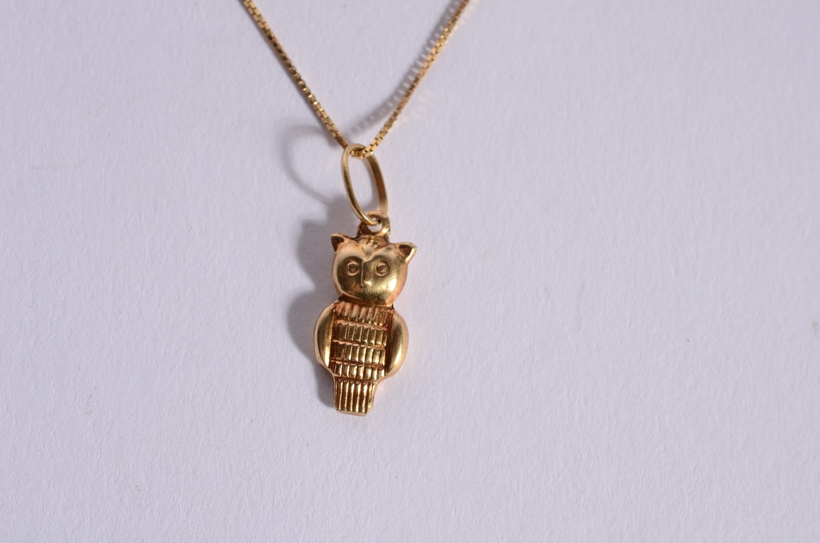 Colar de ouro 18 k., contraste 750 mls com pendente feitio coruja... - foto 3 de 4