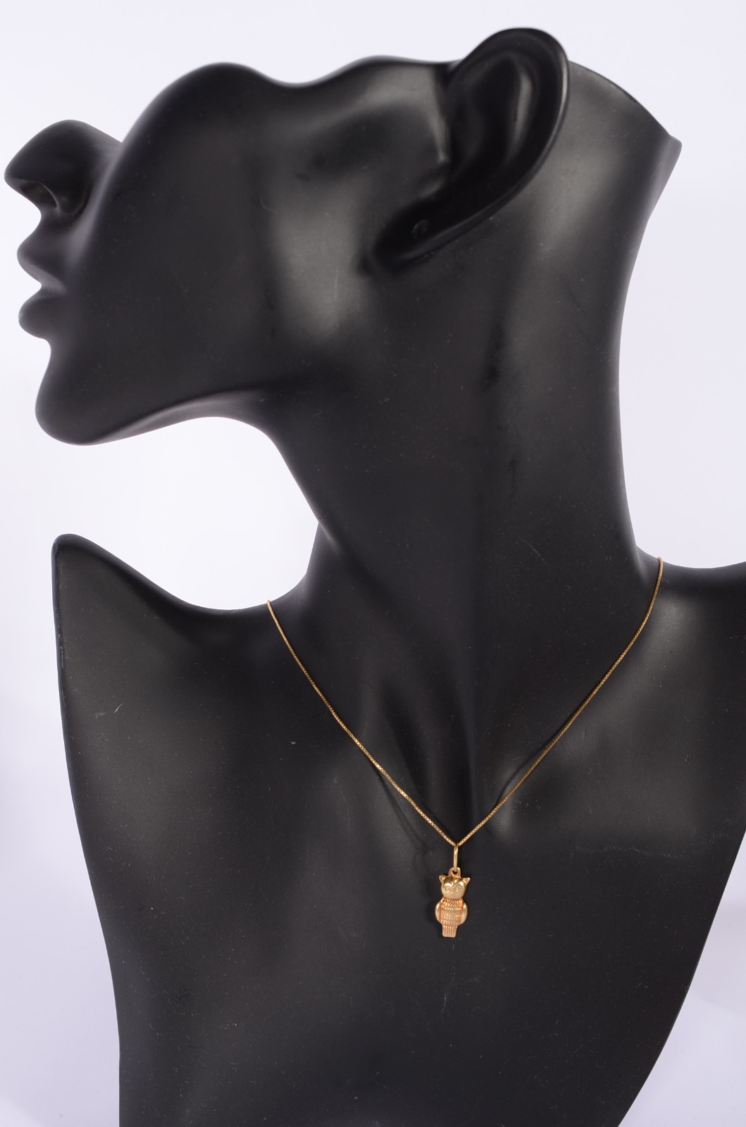 Colar de ouro 18 k., contraste 750 mls com pendente feitio coruja... - foto 4 de 4