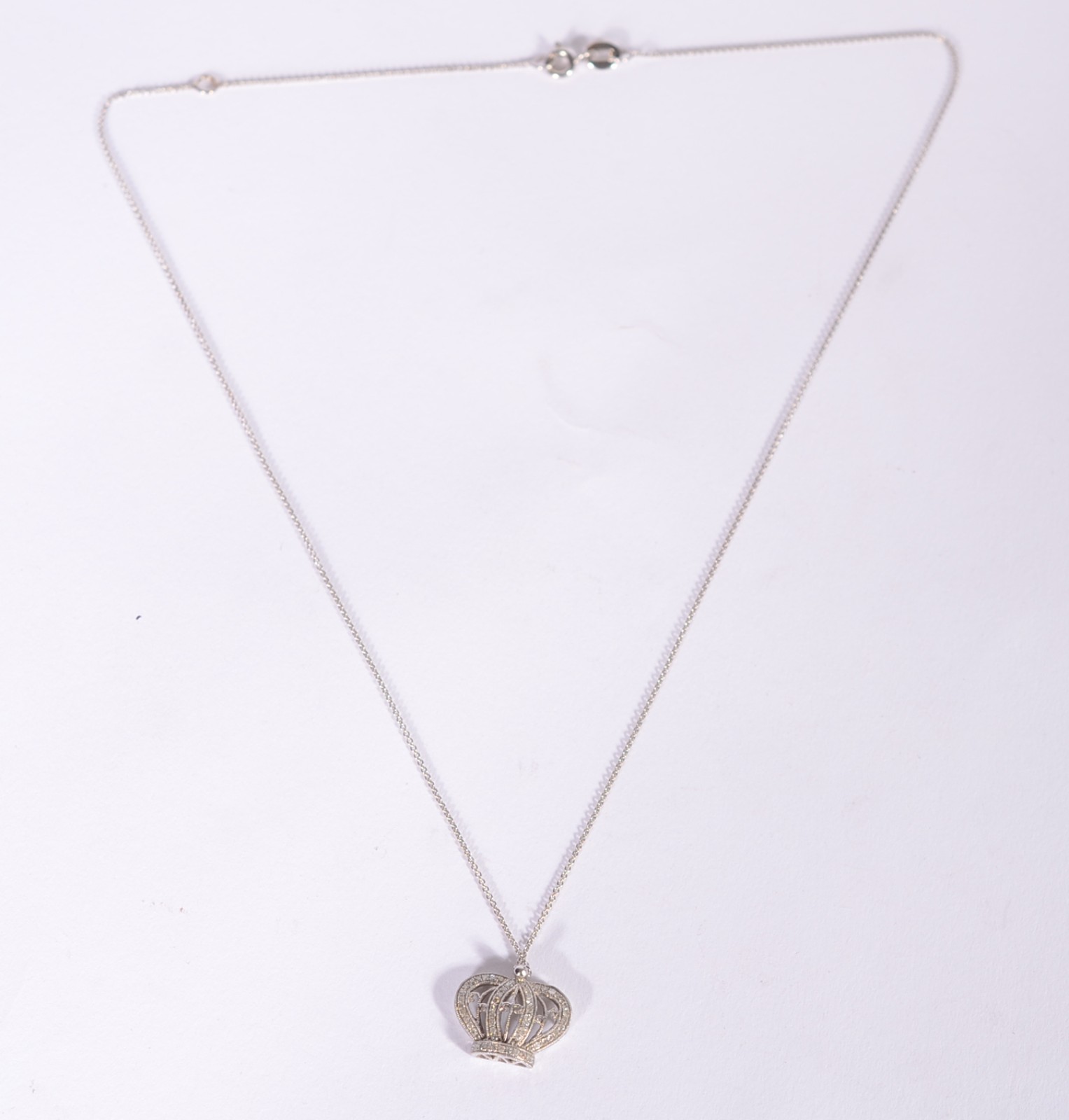Gargantilha de ouro branco e pendente com brilhantes. (Por motivos de... - foto 2 de 6