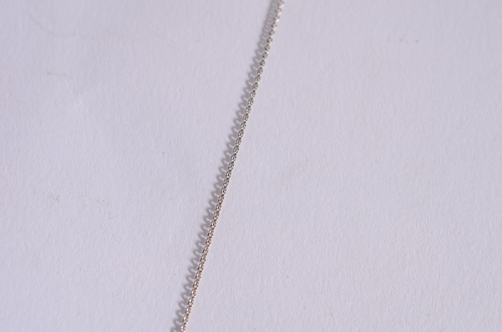 Gargantilha de ouro branco e pendente com brilhantes. (Por motivos de... - foto 3 de 6