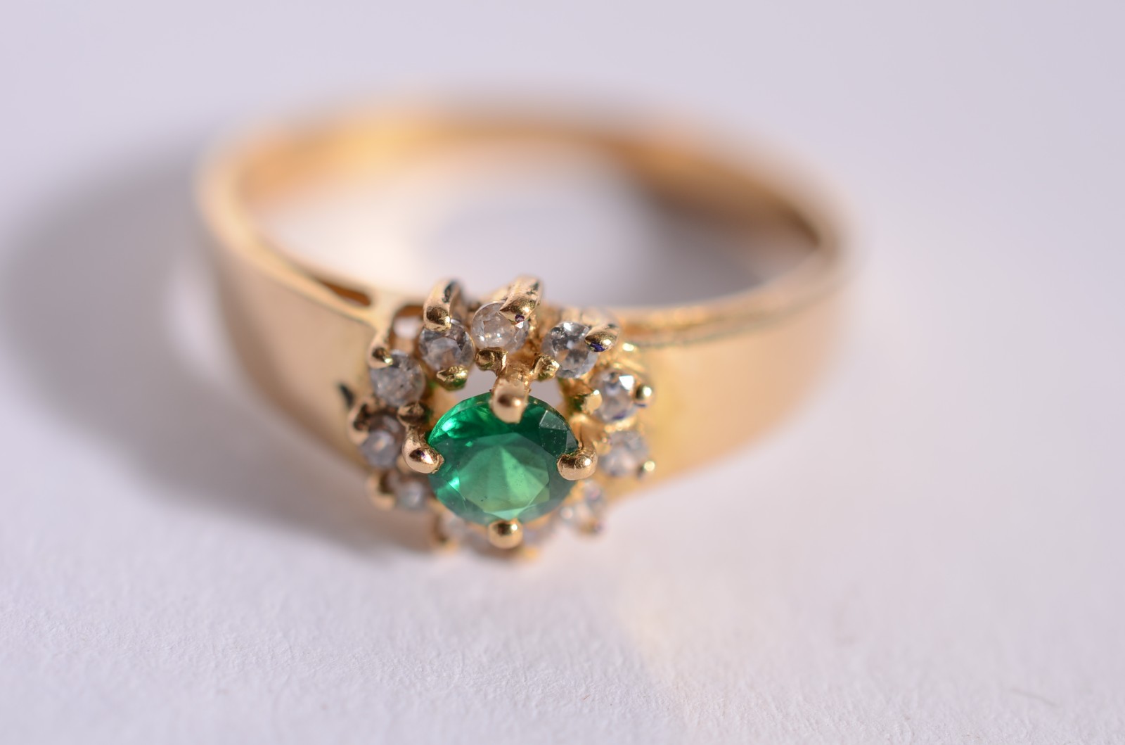 Anel de ouro 18 k., contraste 750 mls com safiras e pedras verdes... - foto 1 de 5