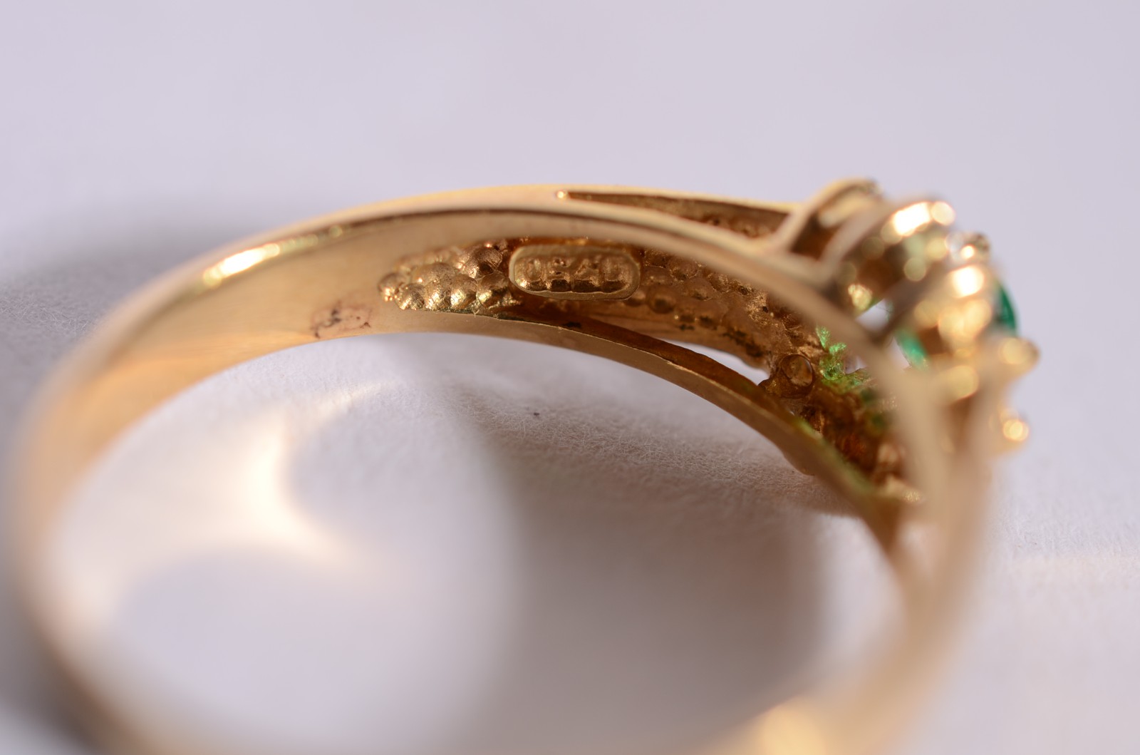 Anel de ouro 18 k., contraste 750 mls com safiras e pedras verdes... - foto 3 de 5