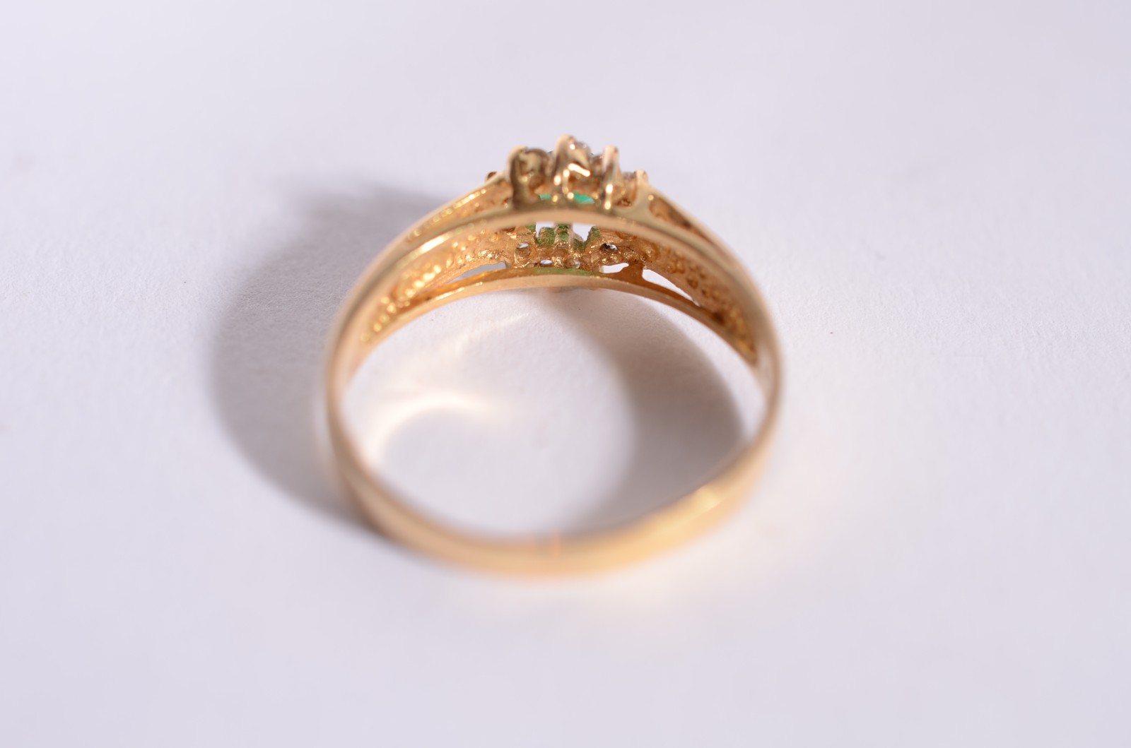 Anel de ouro 18 k., contraste 750 mls com safiras e pedras verdes... - foto 4 de 5