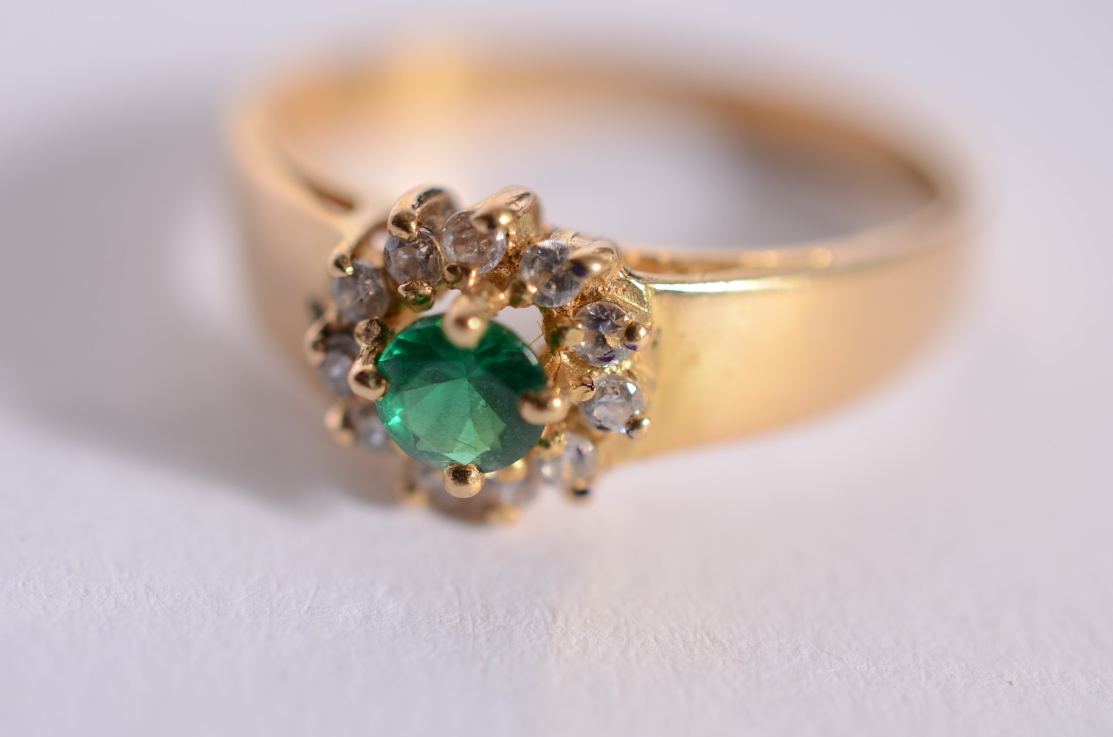 Anel de ouro 18 k., contraste 750 mls com safiras e pedras verdes... - foto 2 de 5
