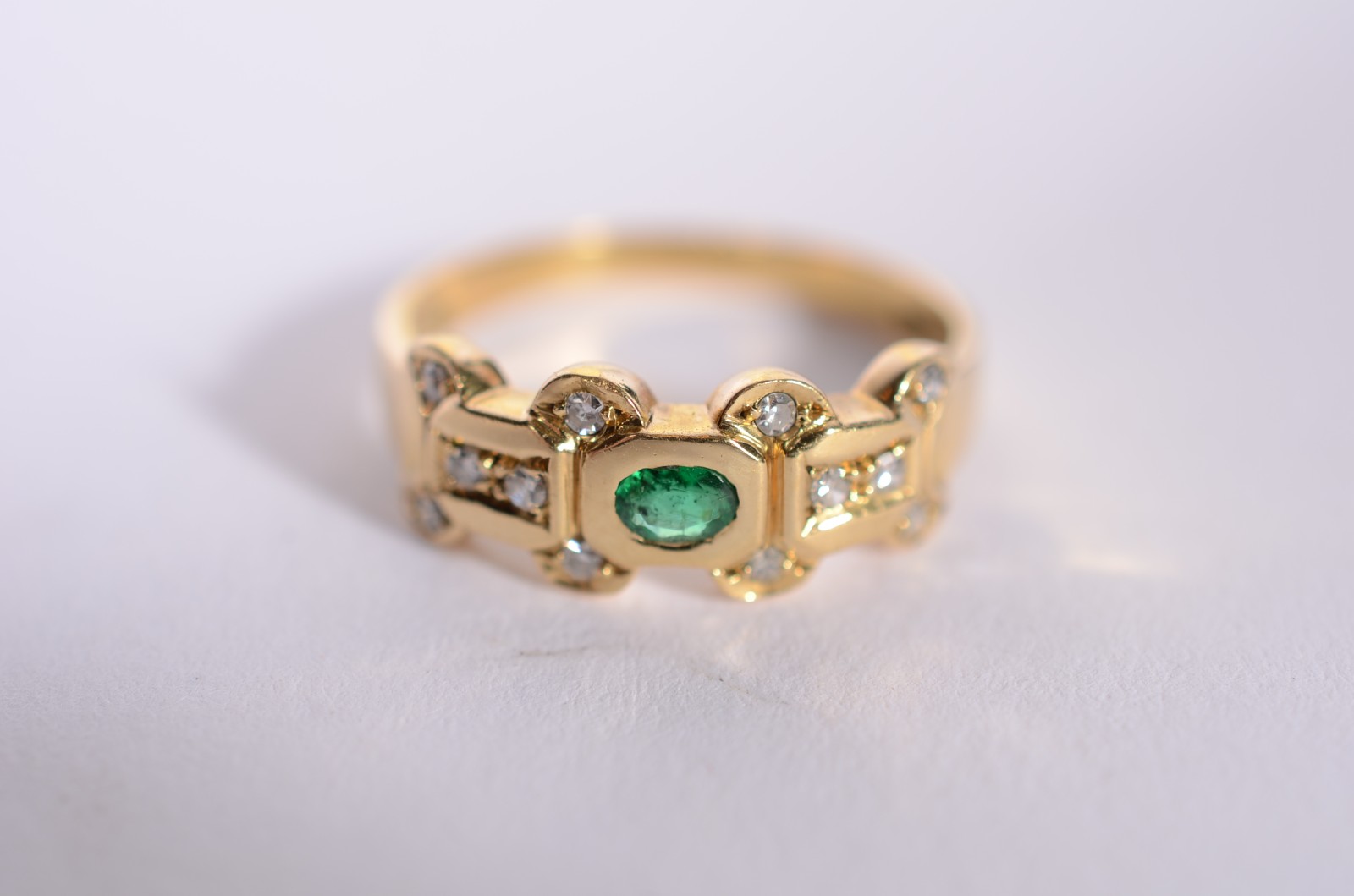 Anel de ouro 18 k., contraste 750 mls com 6 brilhantes e um... - foto 1 de 5