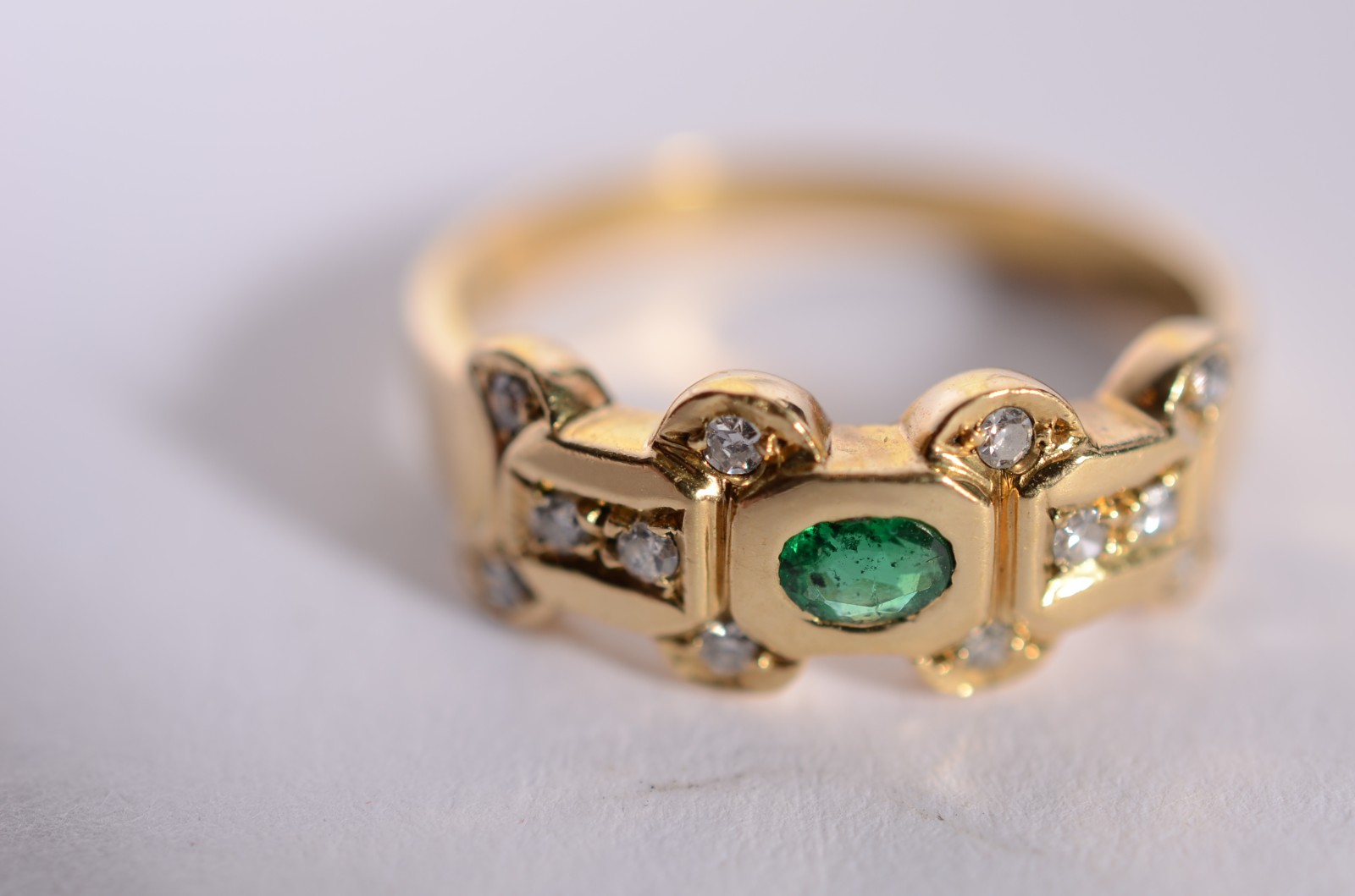 Anel de ouro 18 k., contraste 750 mls com 6 brilhantes e um... - foto 2 de 5