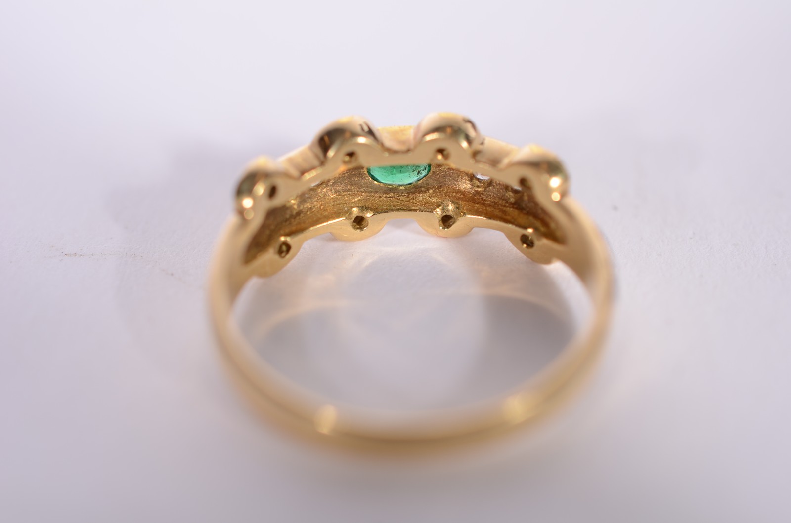 Anel de ouro 18 k., contraste 750 mls com 6 brilhantes e um... - foto 3 de 5