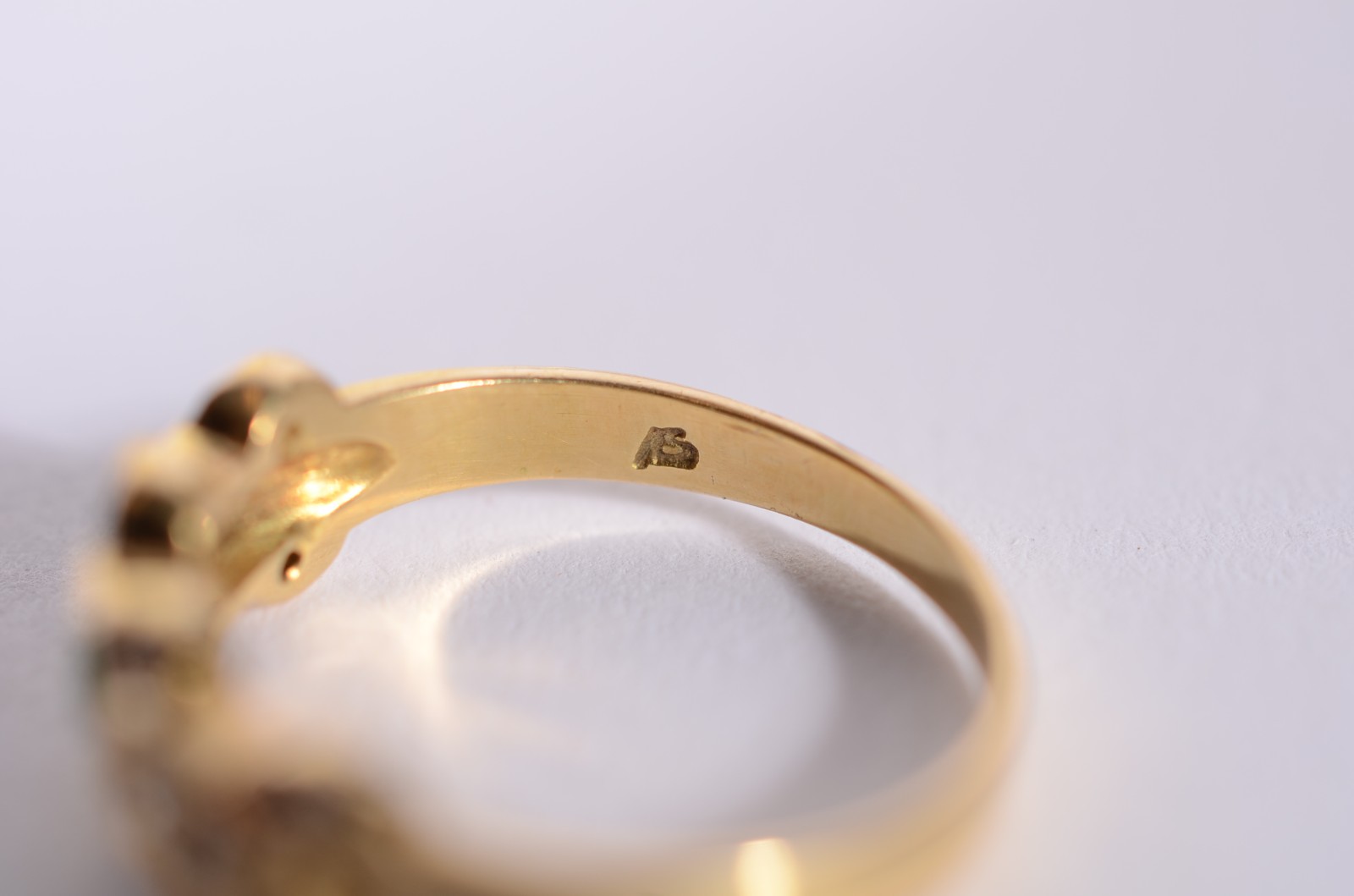 Anel de ouro 18 k., contraste 750 mls com 6 brilhantes e um... - foto 4 de 5