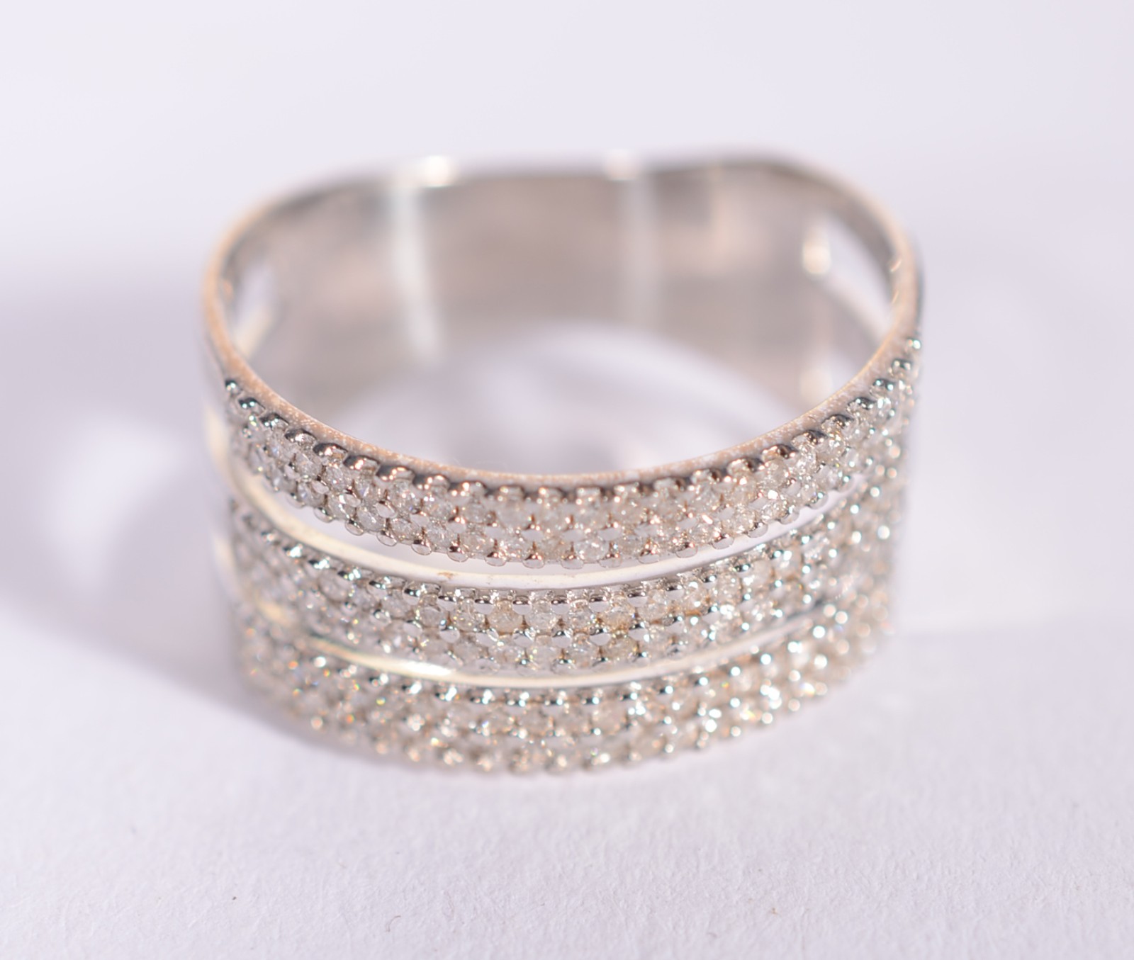 Anel de ouro branco de 3 aros cravejado com brilhantes, aro 22. (Por... - foto 1 de 4
