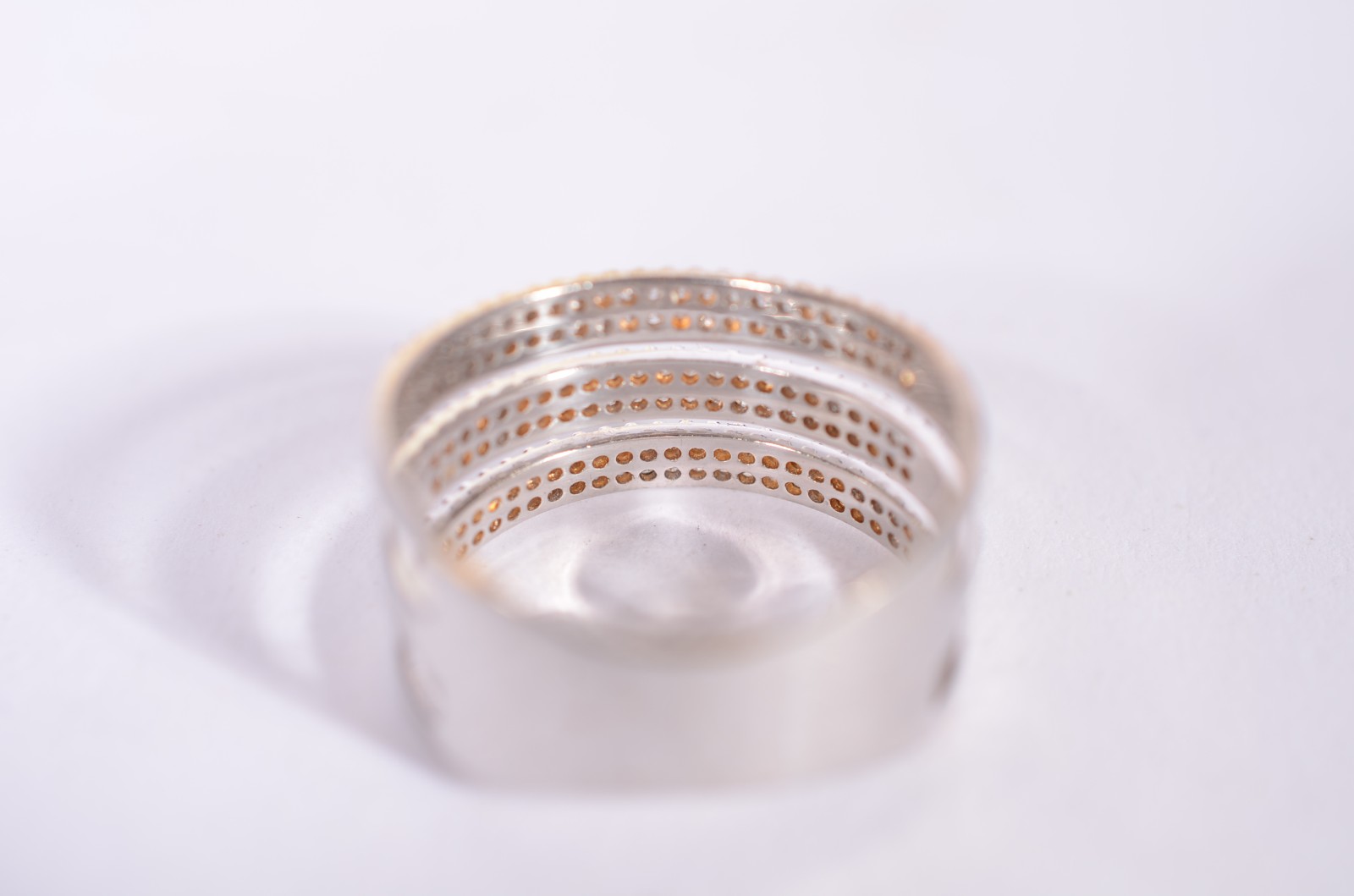 Anel de ouro branco de 3 aros cravejado com brilhantes, aro 22. (Por... - foto 3 de 4