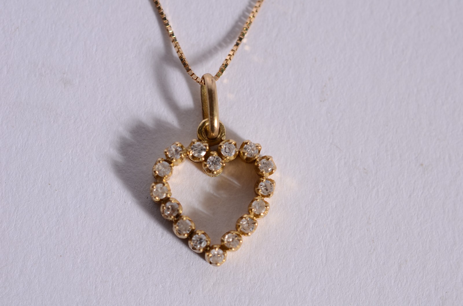 Colar de ouro 18 k., contraste 750 mls com pendente feitio coração... - foto 1 de 6