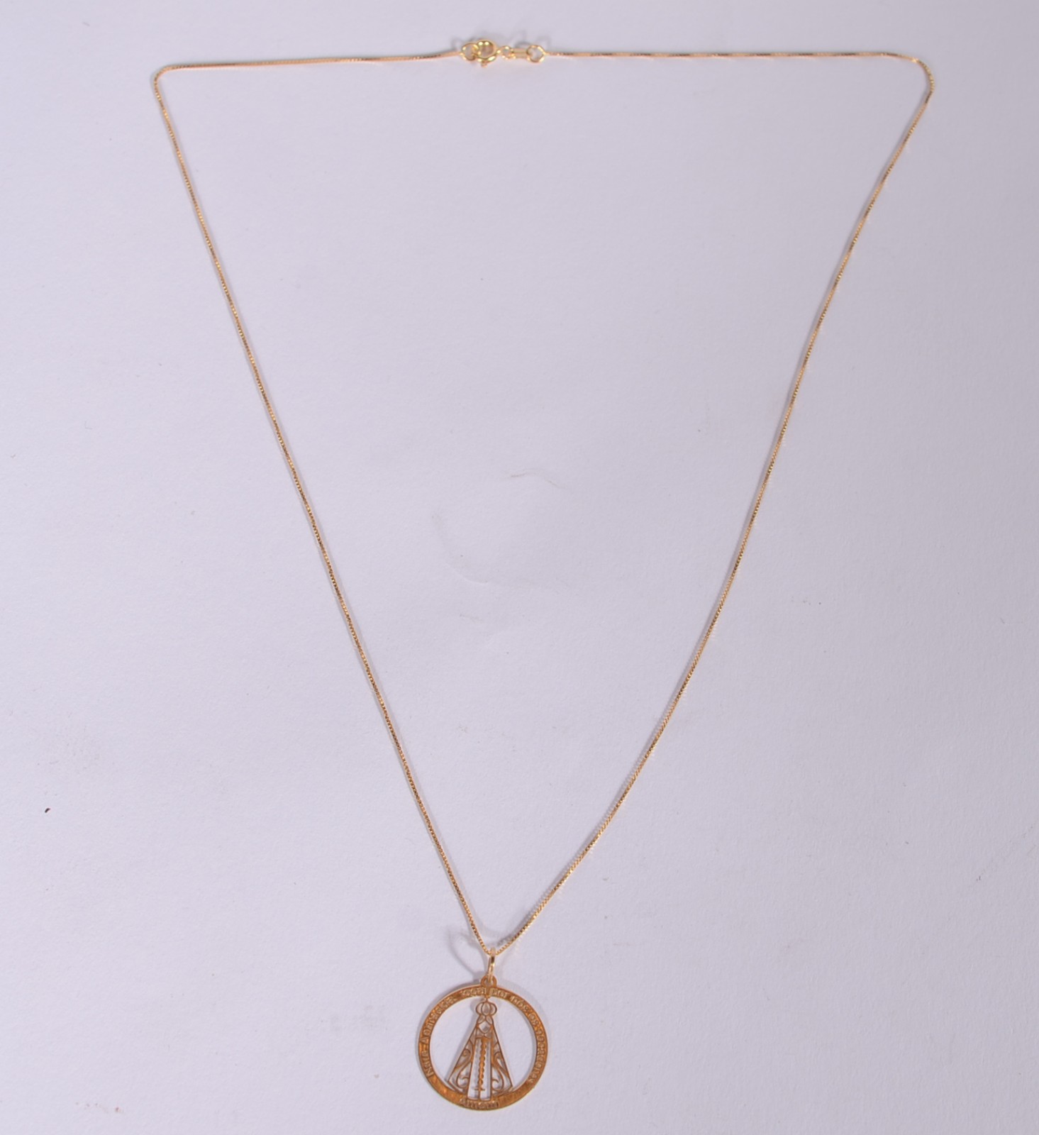 Colar de ouro 18 k., contraste 750 mls com pendente de Nossa... - foto 2 de 6