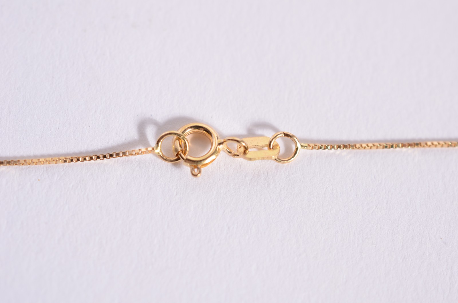 Colar de ouro 18 k., contraste 750 mls com pendente de Nossa... - foto 4 de 6
