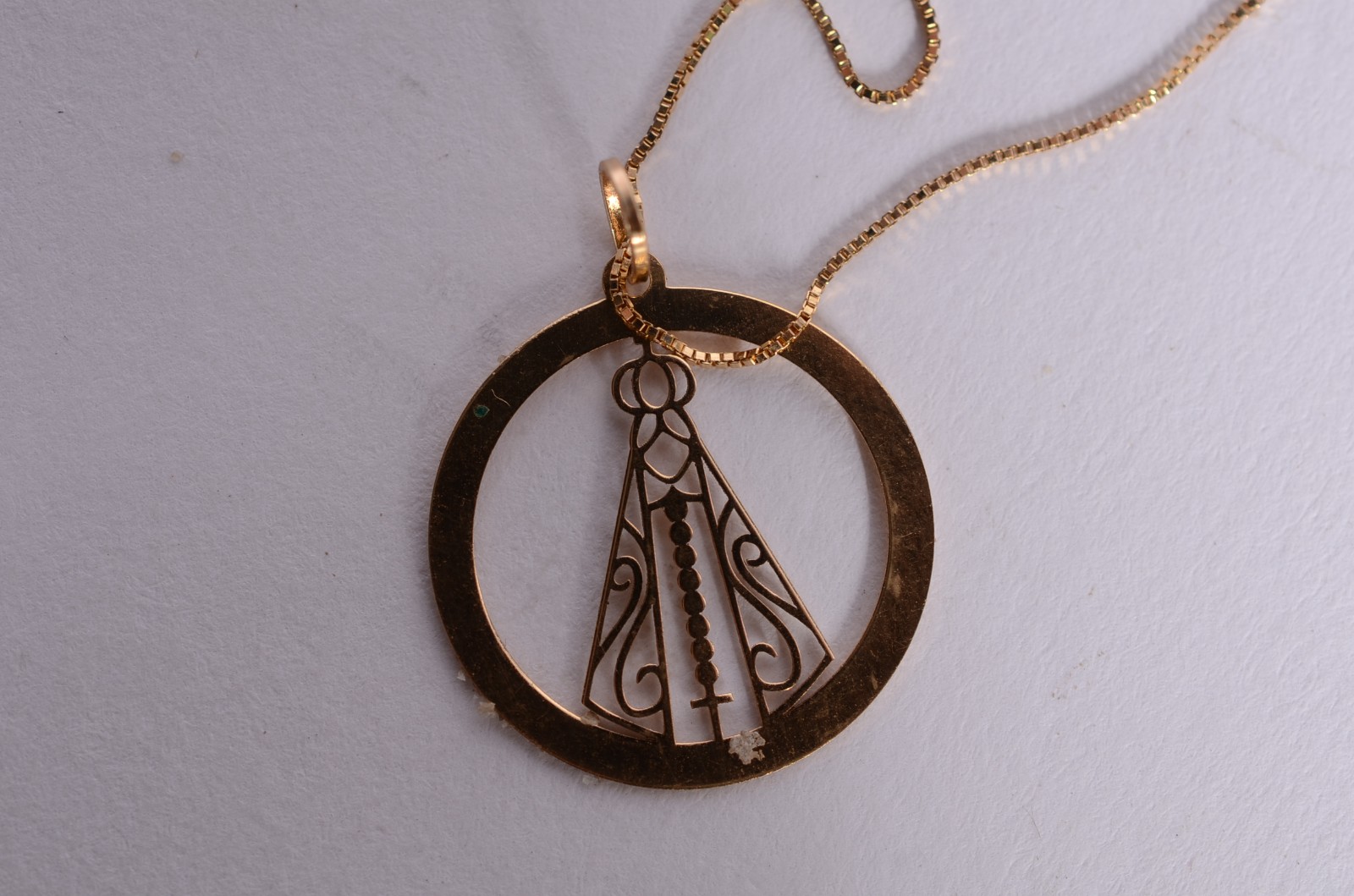 Colar de ouro 18 k., contraste 750 mls com pendente de Nossa... - foto 5 de 6
