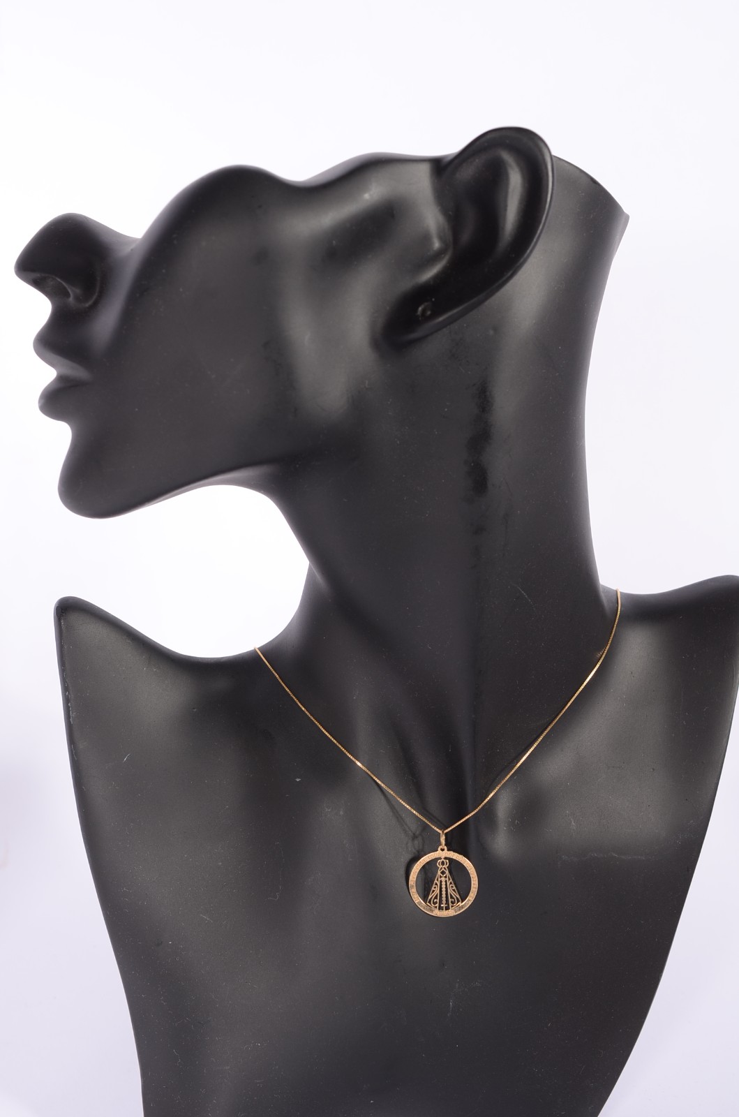 Colar de ouro 18 k., contraste 750 mls com pendente de Nossa... - foto 6 de 6