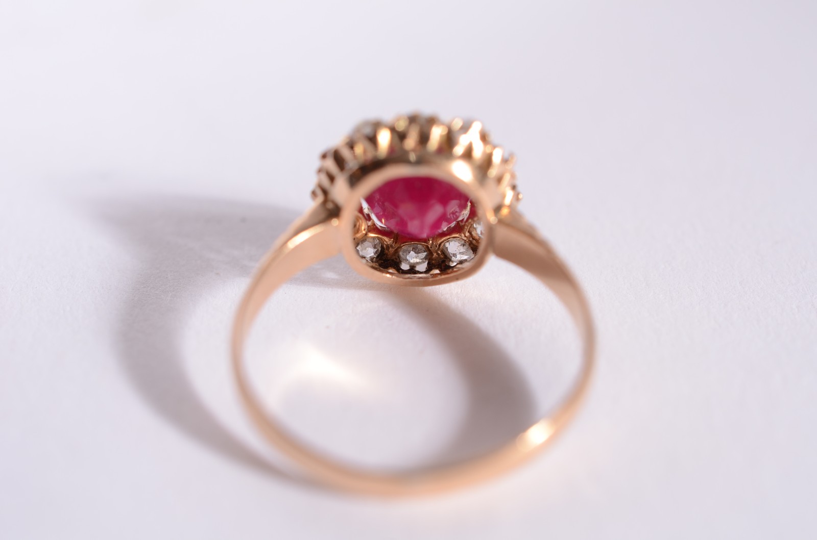 Anel de ouro 18 k., uma pedra rubi e 12 brilhantes, aro (Por motivos... - foto 3 de 5