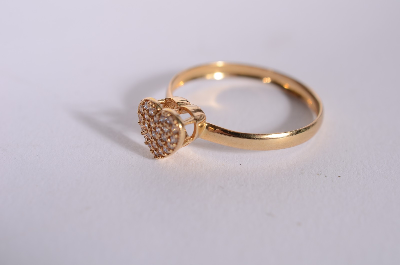 Anel de ouro 18 k., contraste 750 mls feitio coração cravejado com... - foto 2 de 5