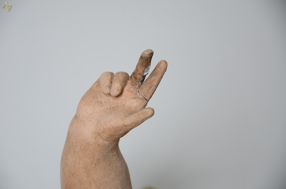 Anjo de madeira e gesso policromado - MG. Altura 57 cm. - foto 2 de 2