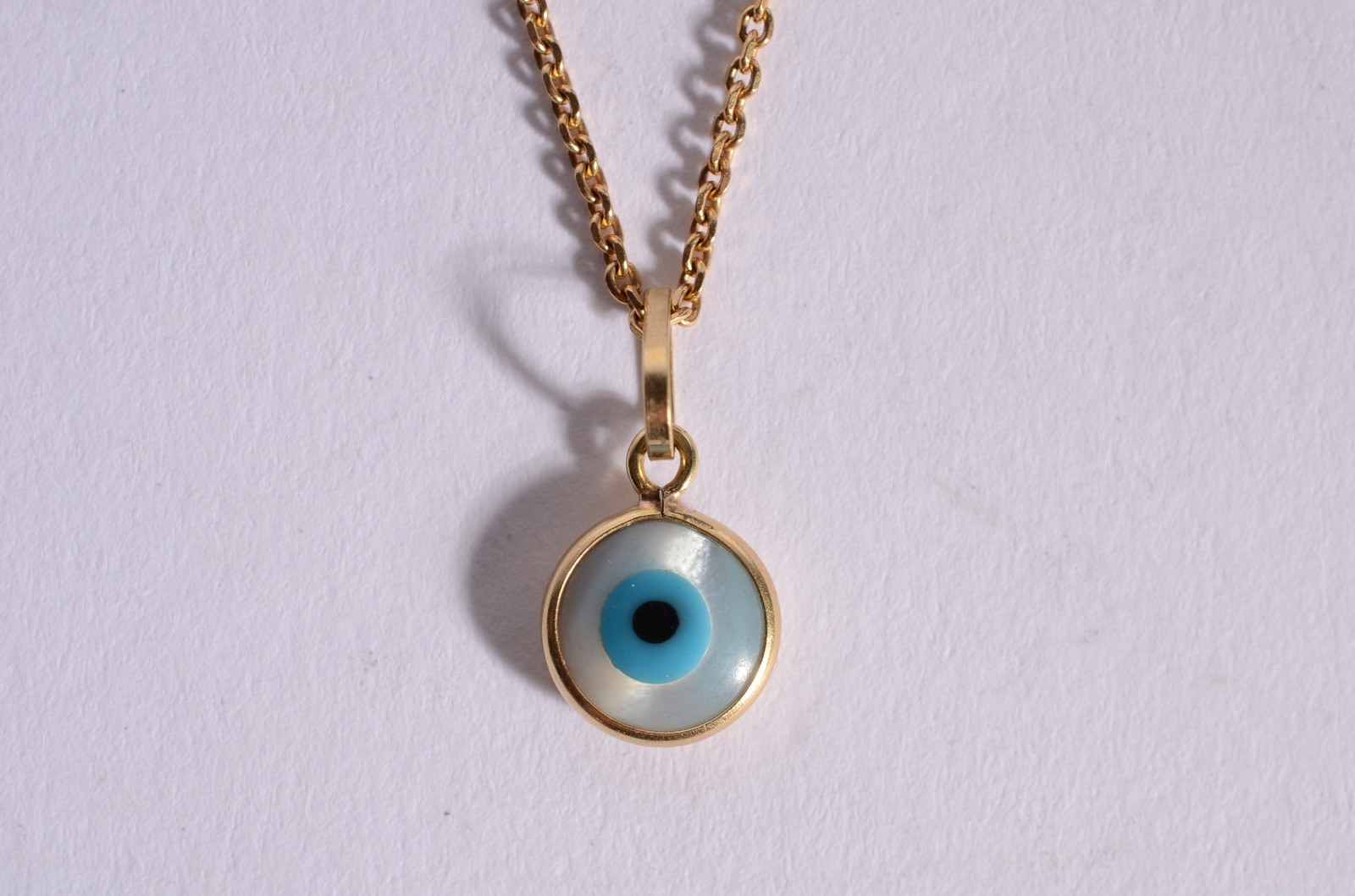 Colar de ouro 18 k., pendente de olho de gato. (Por motivos de... - foto 1 de 6