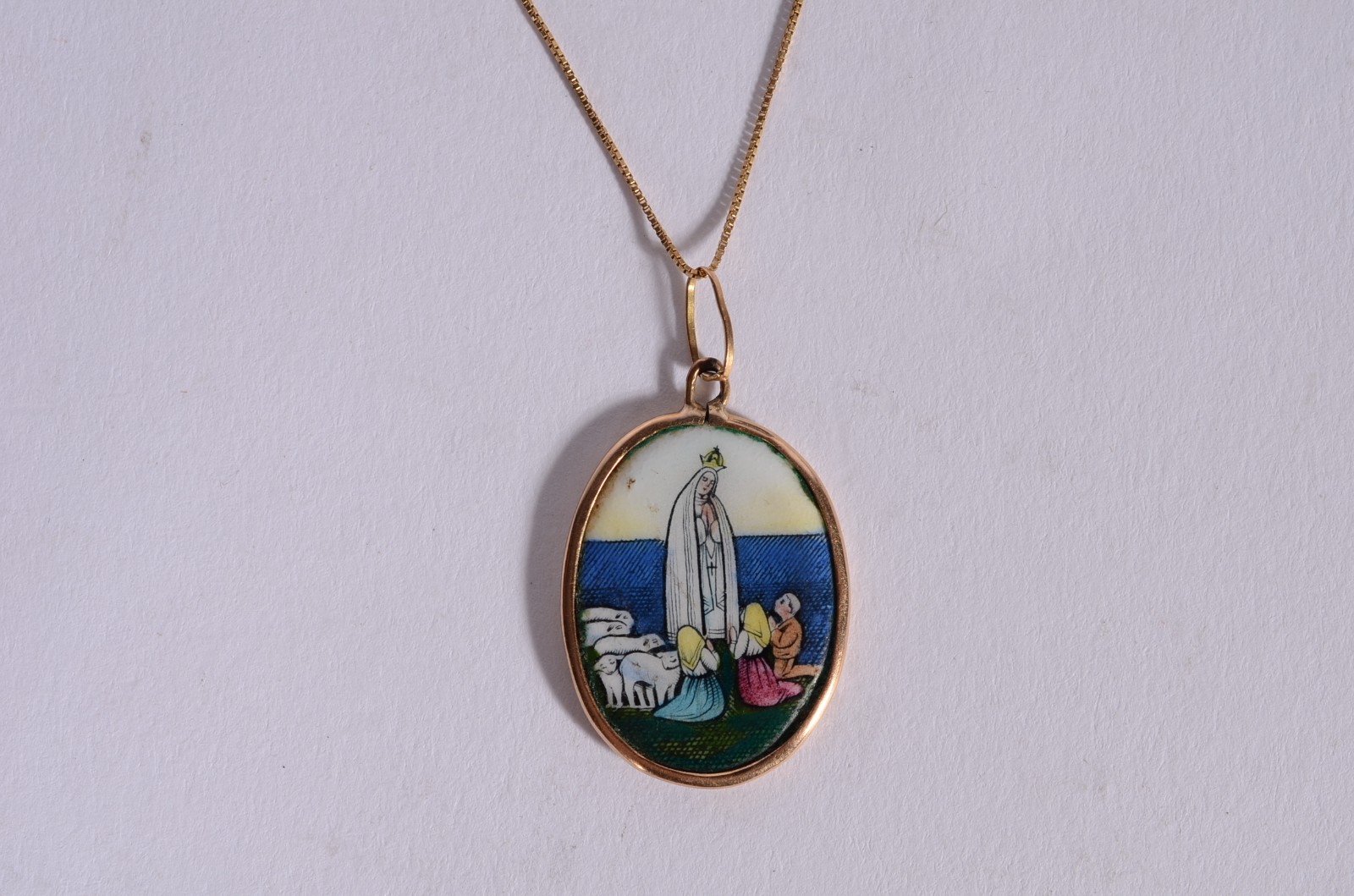 Colar de ouro 18 k., pendente Nossa Senhora Fatima e os pastorinhas... - foto 1 de 6