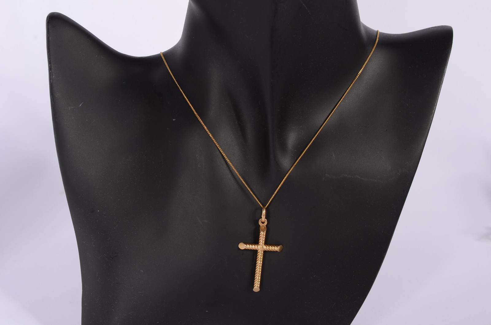 Colar de ouro 18 k., contraste 750 mls com crucifixo. (Por motivos de... - foto 5 de 5