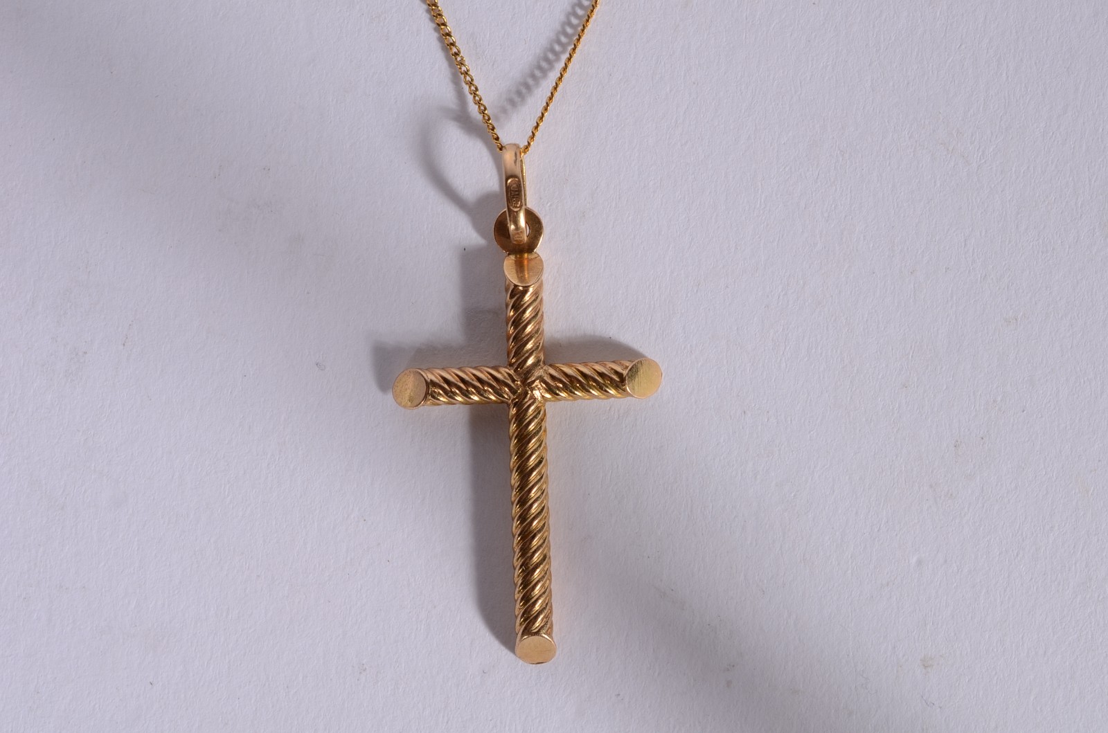 Colar de ouro 18 k., contraste 750 mls com crucifixo. (Por motivos de... - foto 1 de 5