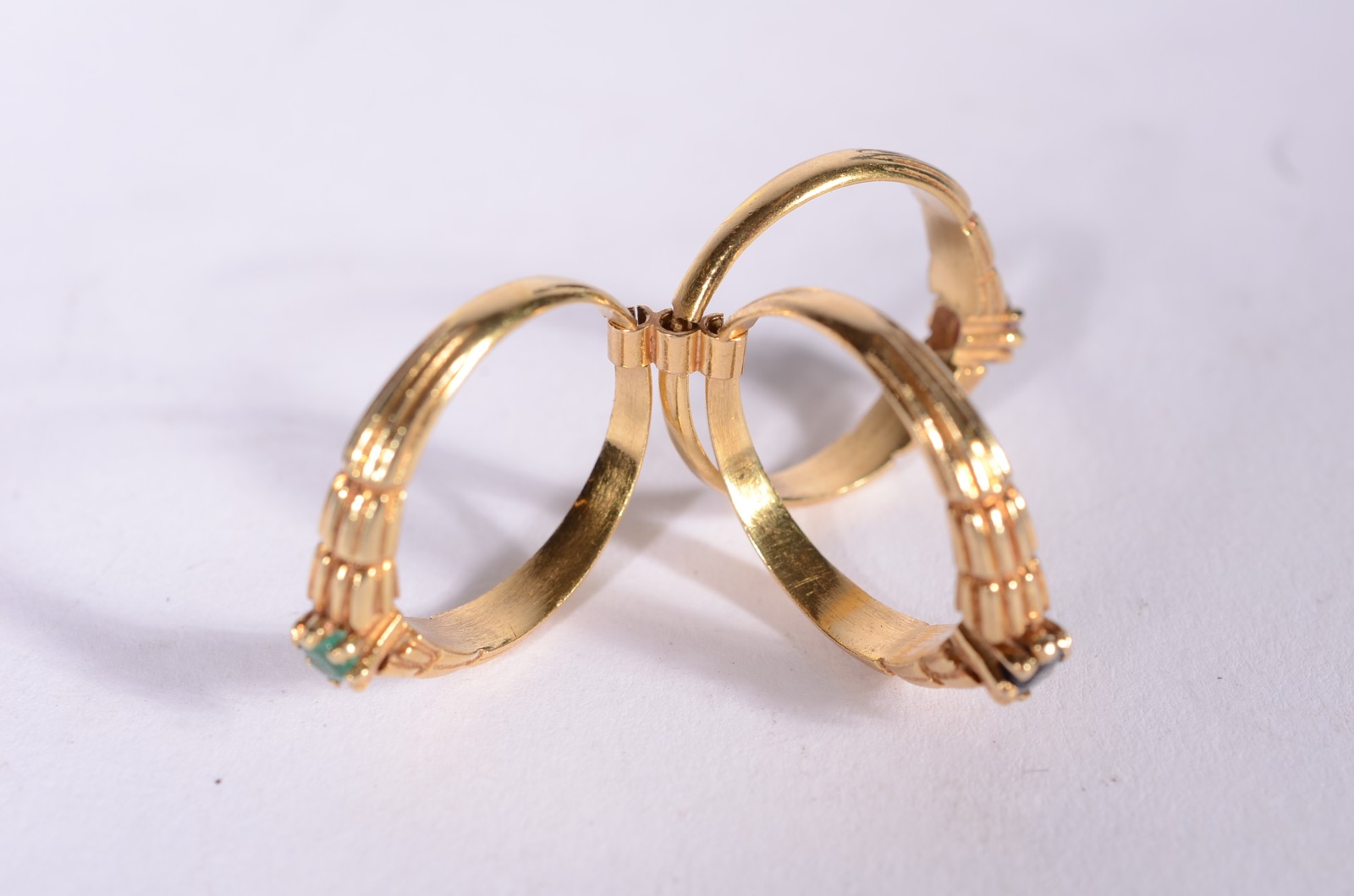 Anel de ouro 18 k., 3 aros com pedras rubi, safira e esmeraldas, aro... - foto 1 de 5