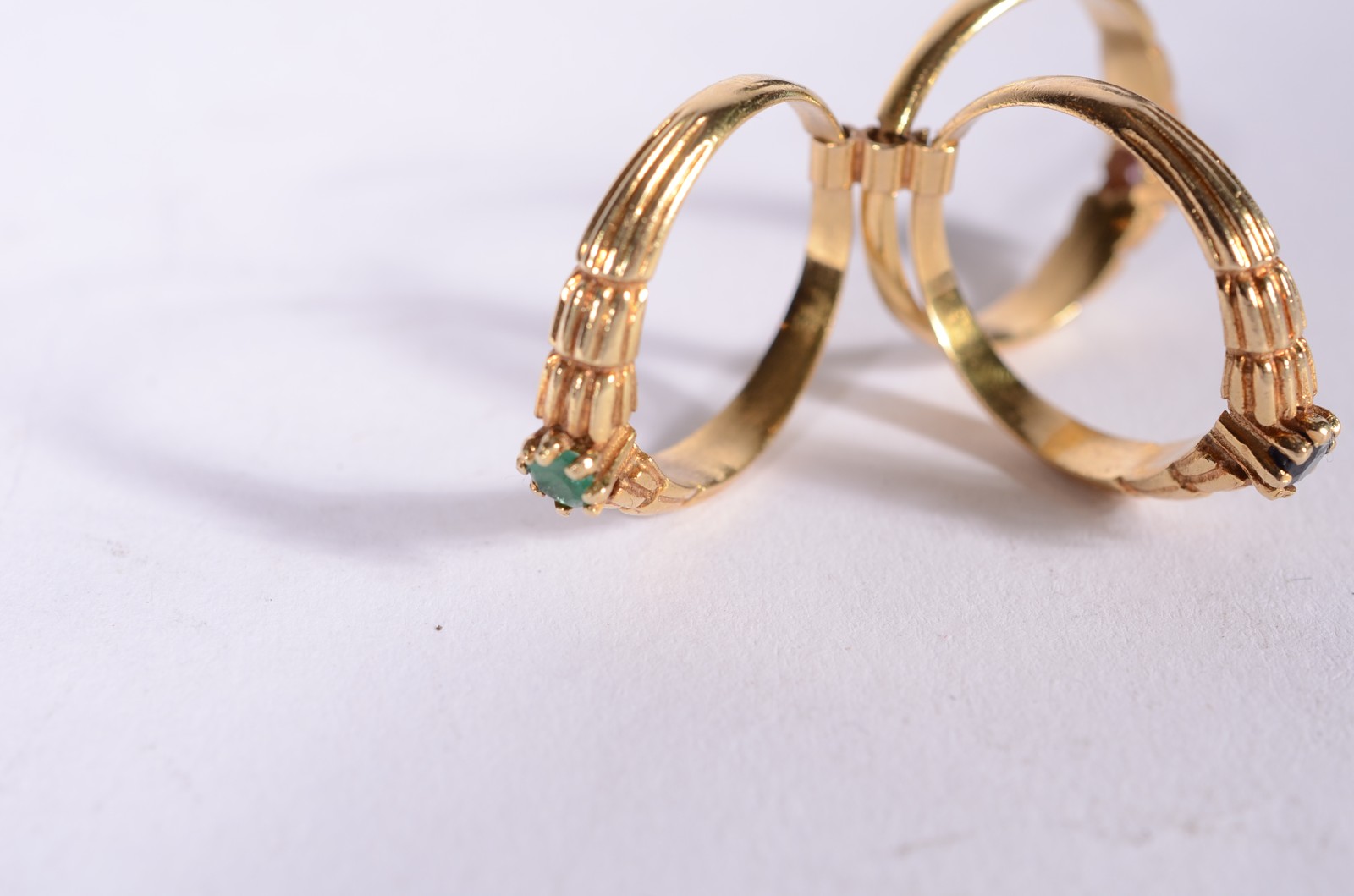 Anel de ouro 18 k., 3 aros com pedras rubi, safira e esmeraldas, aro... - foto 2 de 5