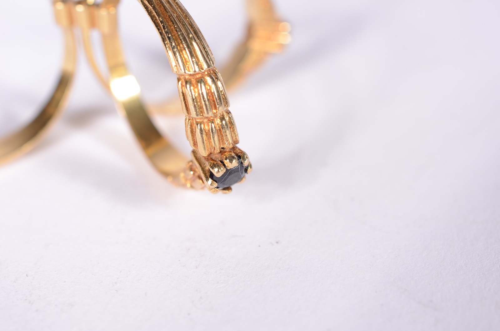 Anel de ouro 18 k., 3 aros com pedras rubi, safira e esmeraldas, aro... - foto 3 de 5