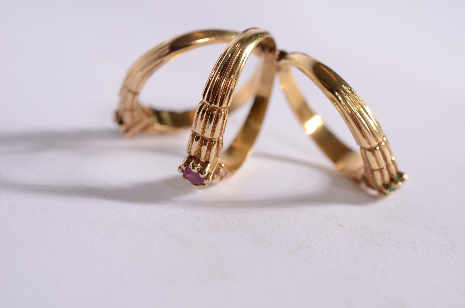 Anel de ouro 18 k., 3 aros com pedras rubi, safira e esmeraldas, aro... - foto 4 de 5