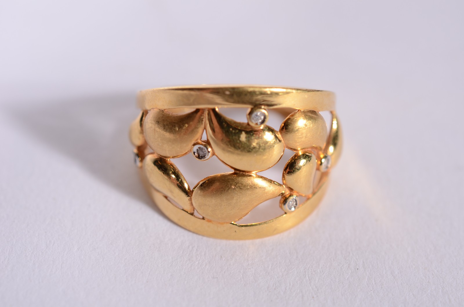Anel de ouro 18 k., 5 brilhantes, aro 16. (Por motivos de segurança a... - foto 1 de 4