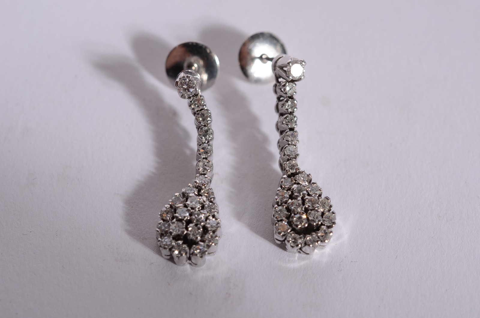 Par de brincos feitio gota de ouro branco 18 k., 2 brilhantes maiores... - foto 2 de 4