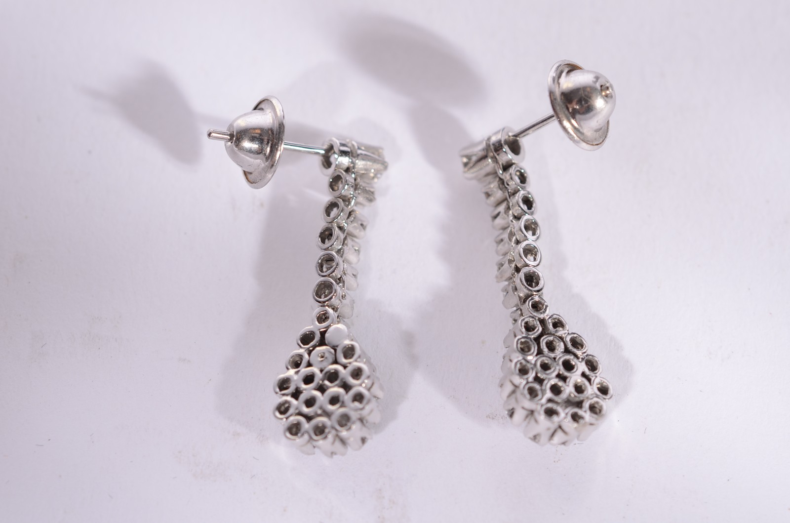 Par de brincos feitio gota de ouro branco 18 k., 2 brilhantes maiores... - foto 3 de 4