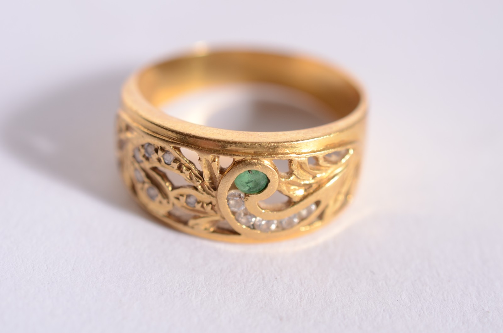 Anel de ouro 18k., esmeralda e brilhantes, aro 21. (Por motivos de... - foto 1 de 4